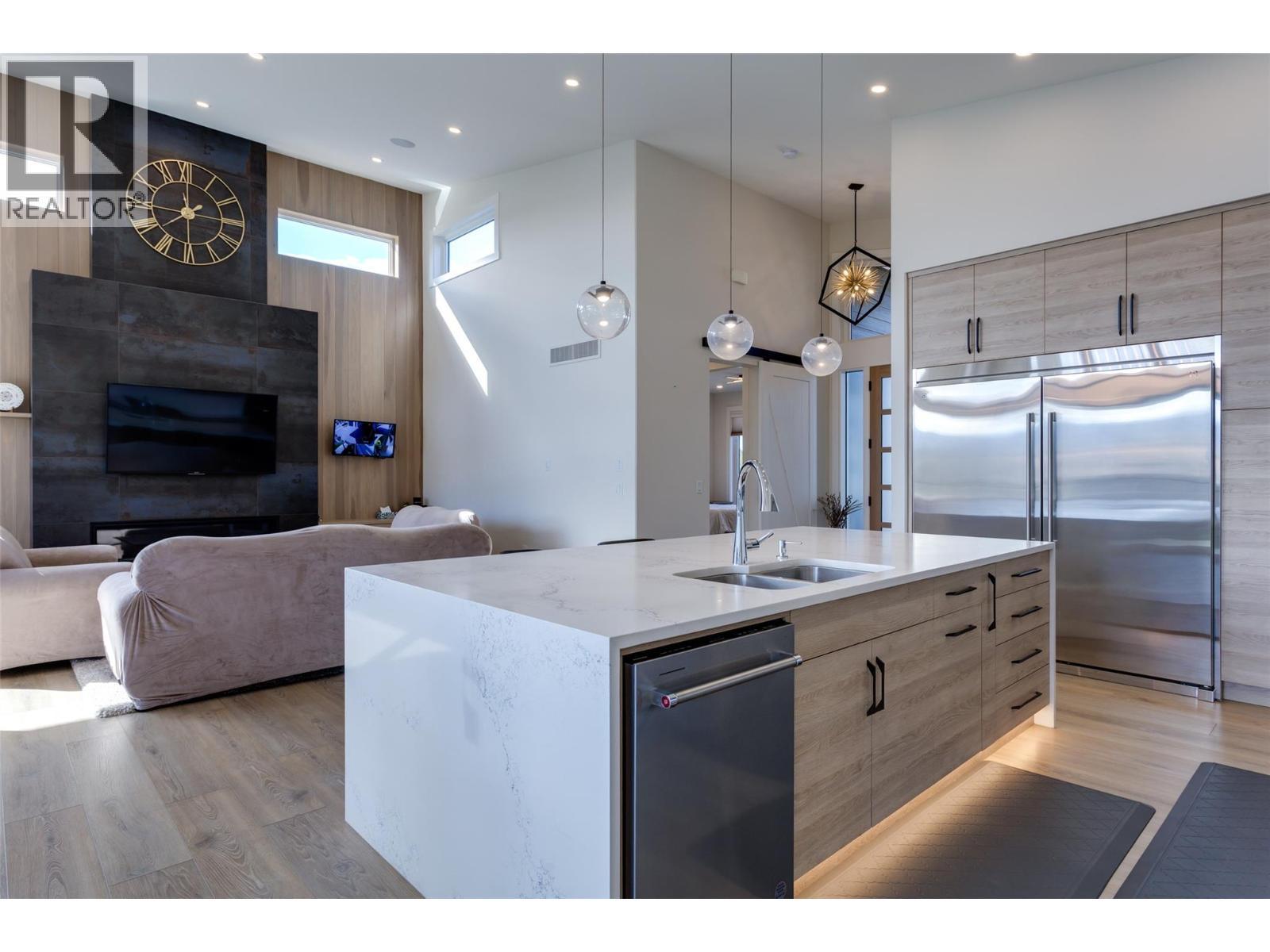 703 Carnoustie Drive, Kelowna, BC - Indoor Photo Showing Kitchen With Double Sink With Upgraded Kitchen