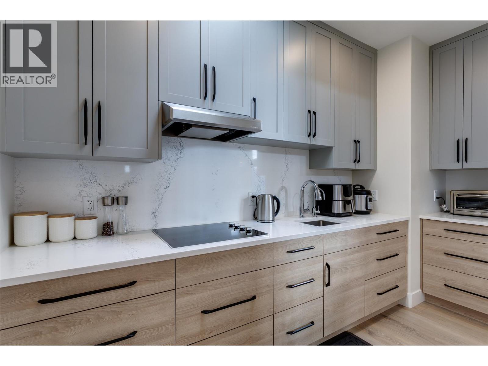 703 Carnoustie Drive, Kelowna, BC - Indoor Photo Showing Kitchen