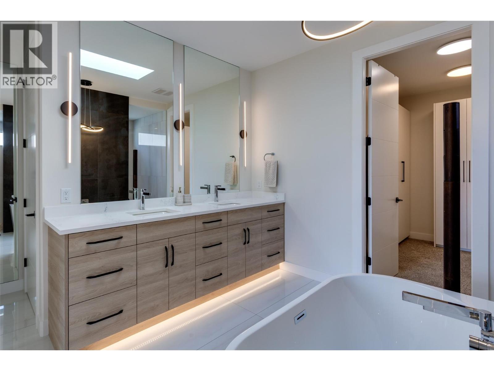 703 Carnoustie Drive, Kelowna, BC - Indoor Photo Showing Bathroom