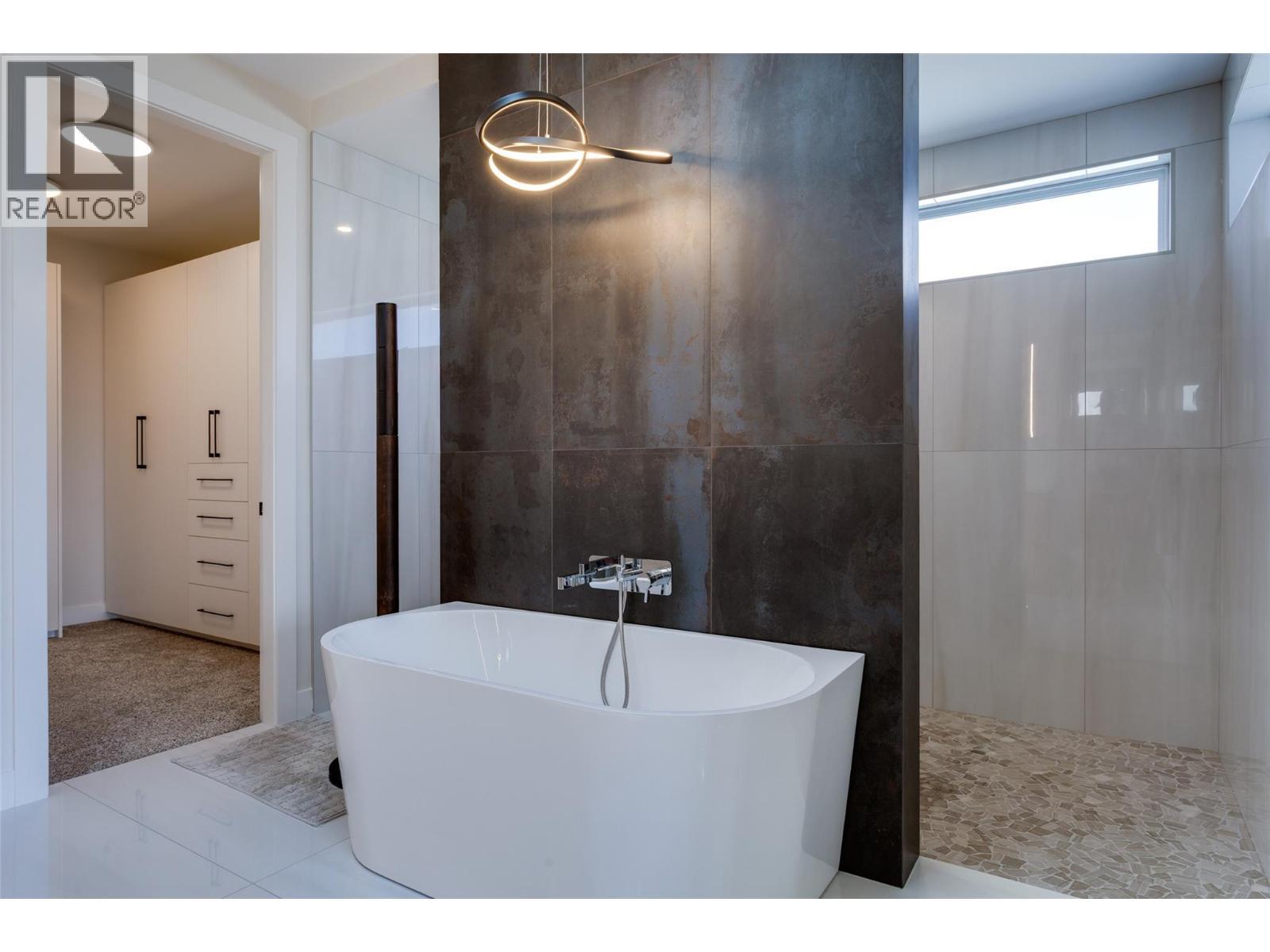 703 Carnoustie Drive, Kelowna, BC - Indoor Photo Showing Bathroom