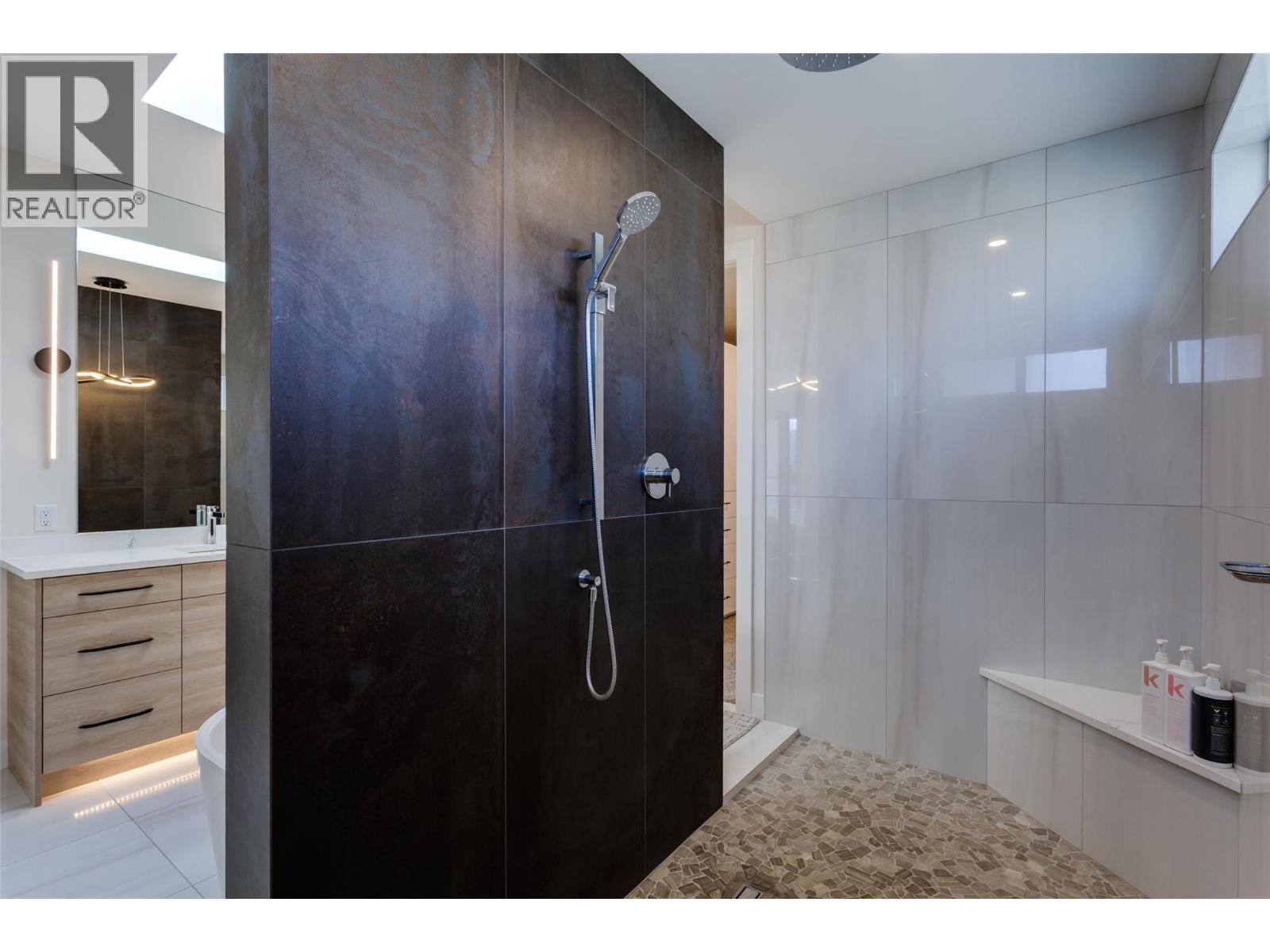 703 Carnoustie Drive, Kelowna, BC - Indoor Photo Showing Bathroom