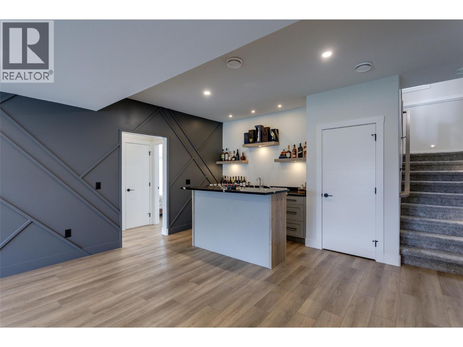 703 Carnoustie Drive, Kelowna, BC - Indoor Photo Showing Kitchen With Upgraded Kitchen