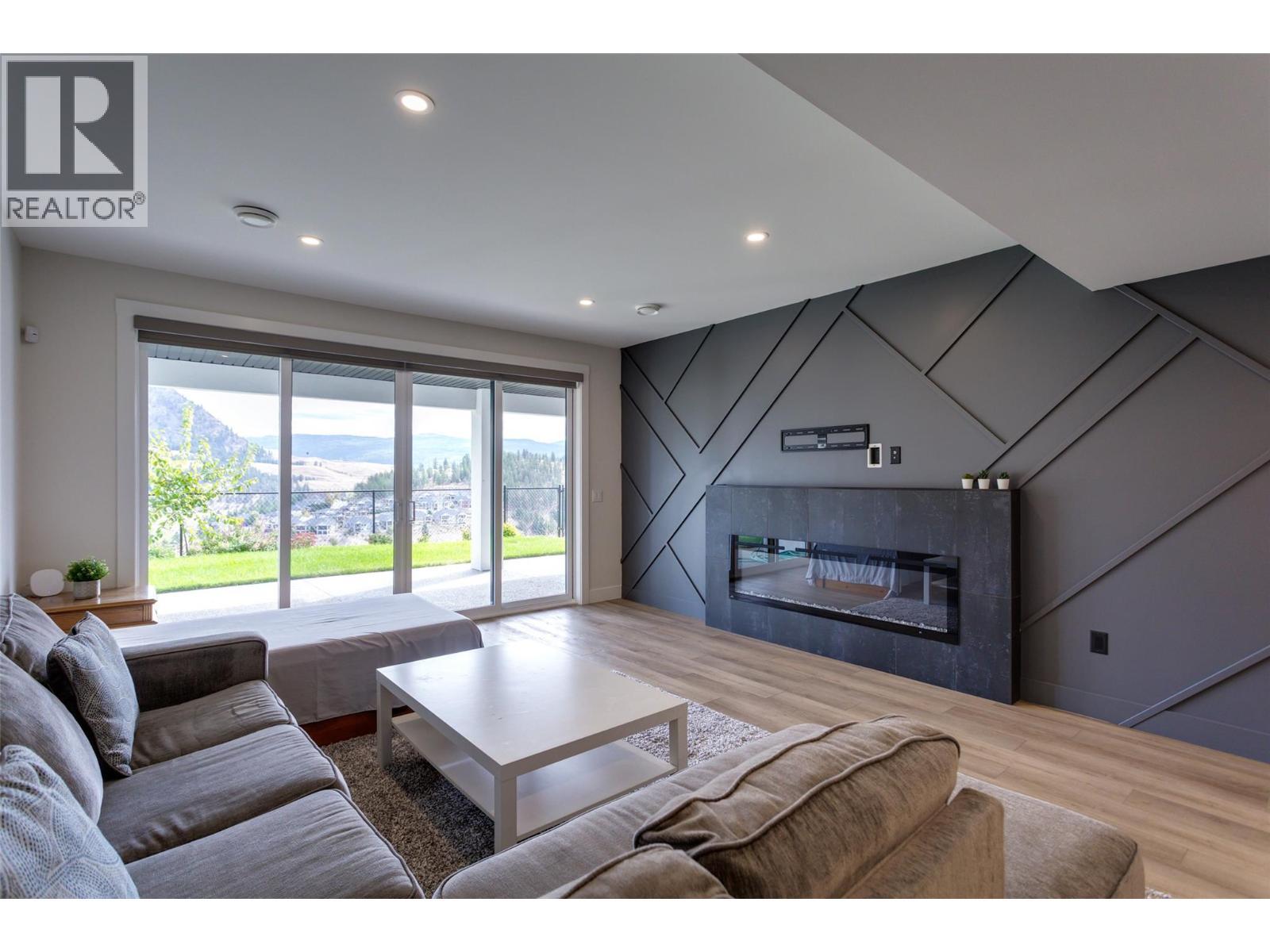 703 Carnoustie Drive, Kelowna, BC - Indoor Photo Showing Living Room With Fireplace
