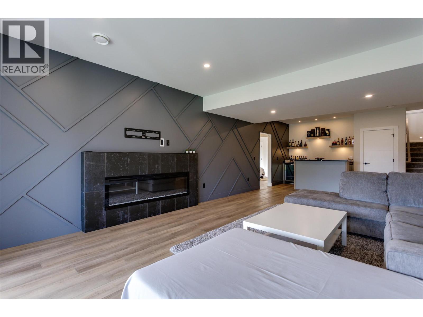 703 Carnoustie Drive, Kelowna, BC - Indoor Photo Showing Living Room With Fireplace
