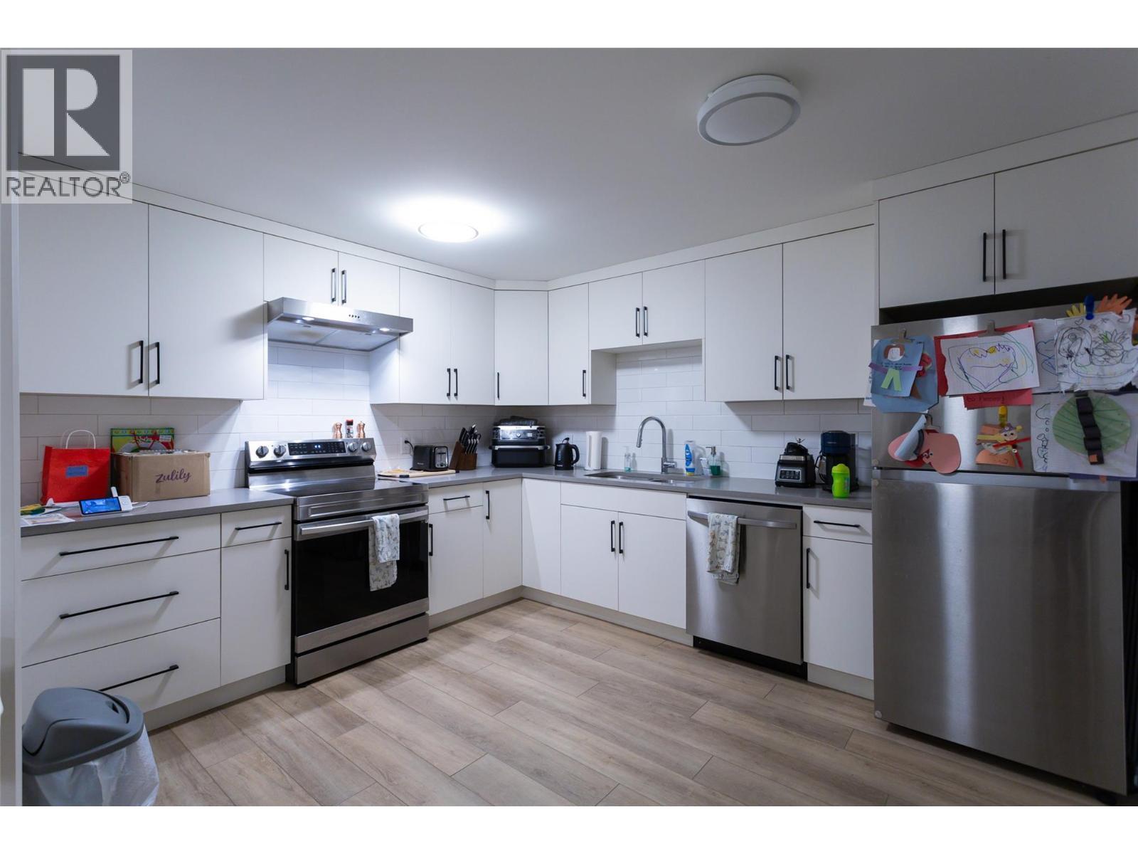 703 Carnoustie Drive, Kelowna, BC - Indoor Photo Showing Kitchen