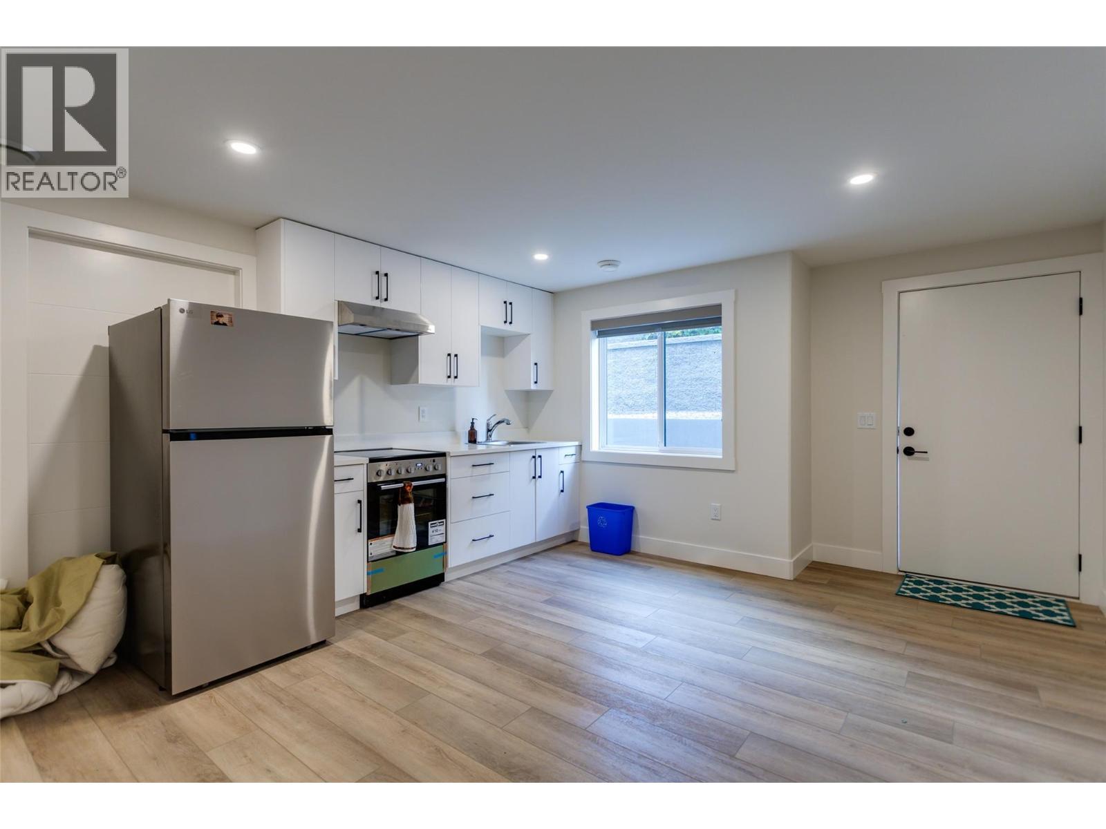 703 Carnoustie Drive, Kelowna, BC - Indoor Photo Showing Kitchen