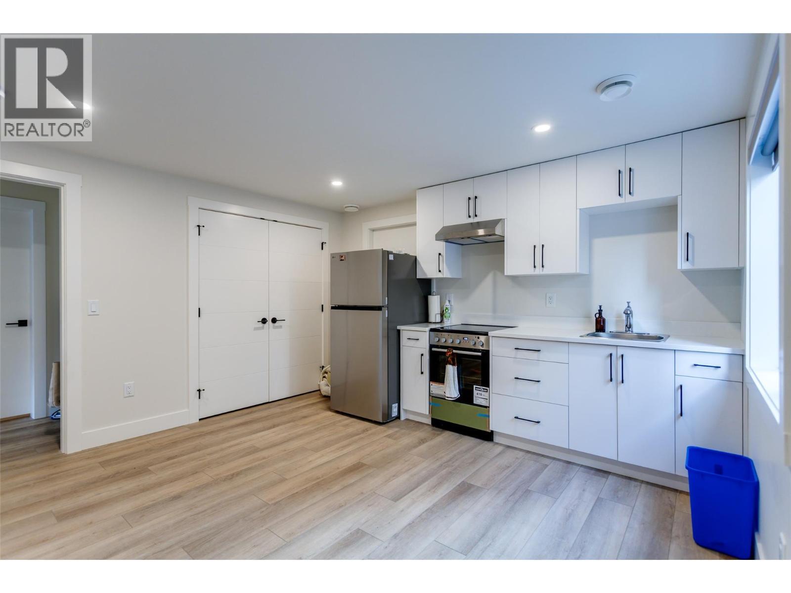 703 Carnoustie Drive, Kelowna, BC - Indoor Photo Showing Kitchen