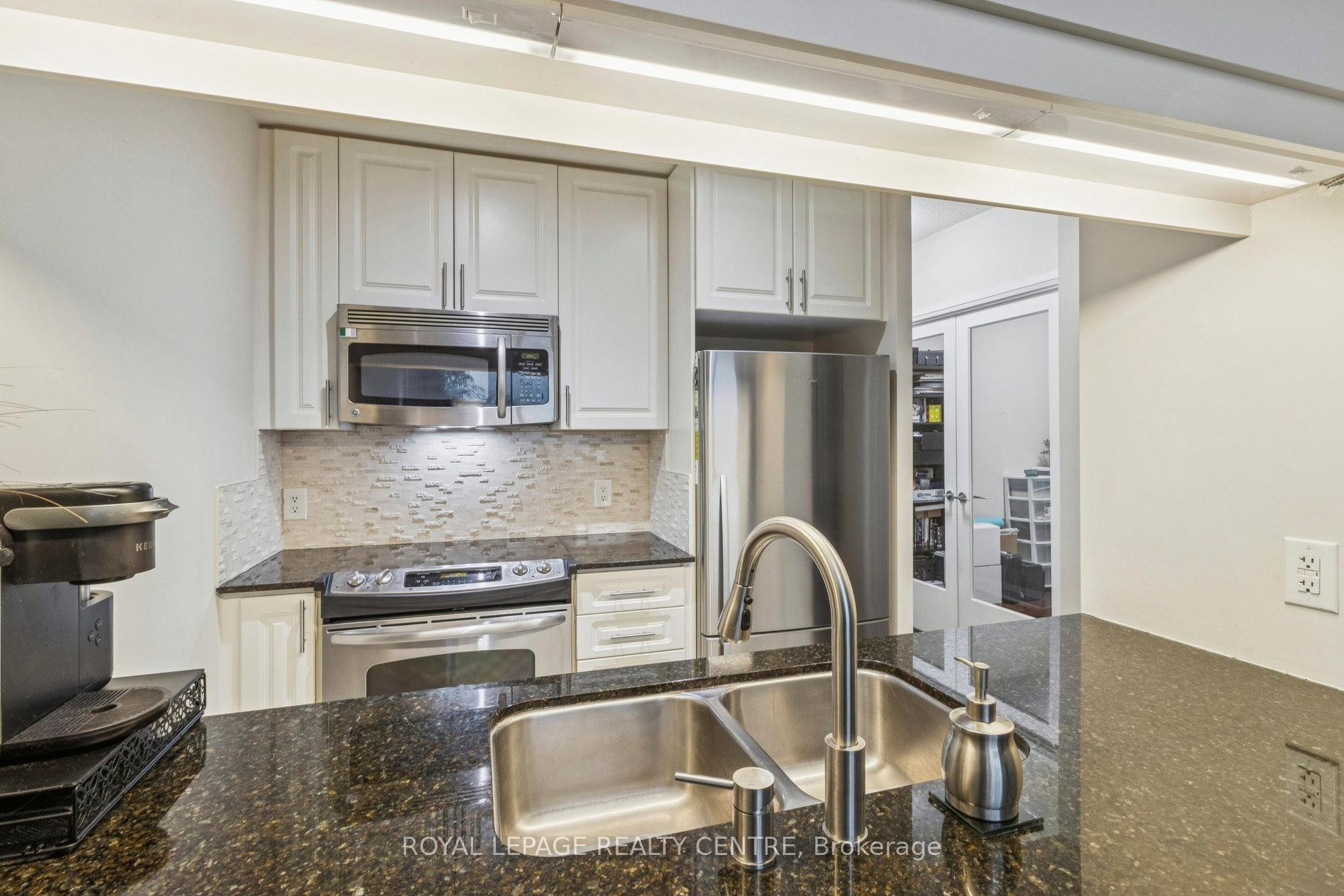 1503-1055 Southdown Road, Mississauga, ON - Indoor Photo Showing Kitchen With Double Sink With Upgraded Kitchen