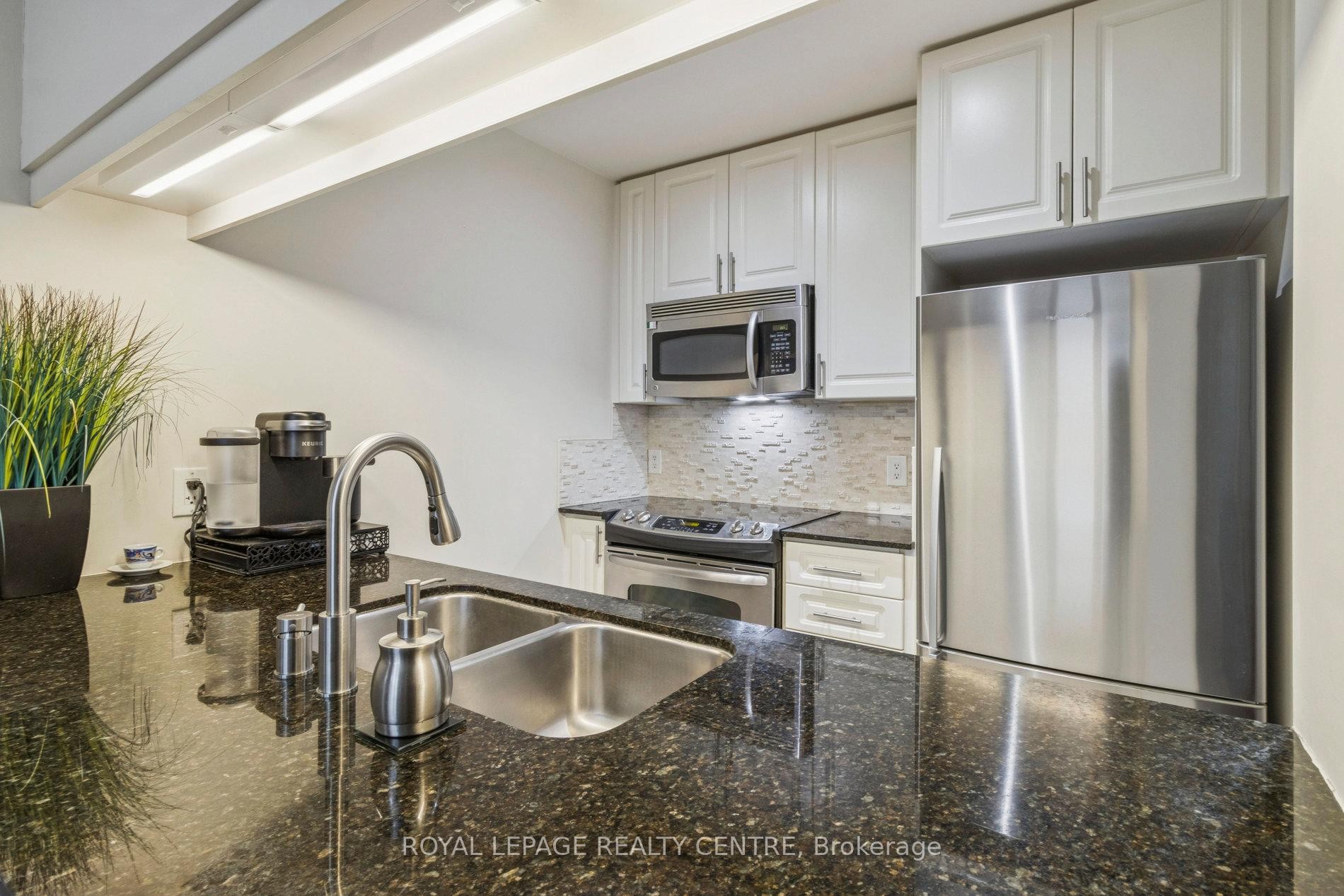 1503-1055 Southdown Road, Mississauga, ON - Indoor Photo Showing Kitchen With Double Sink With Upgraded Kitchen