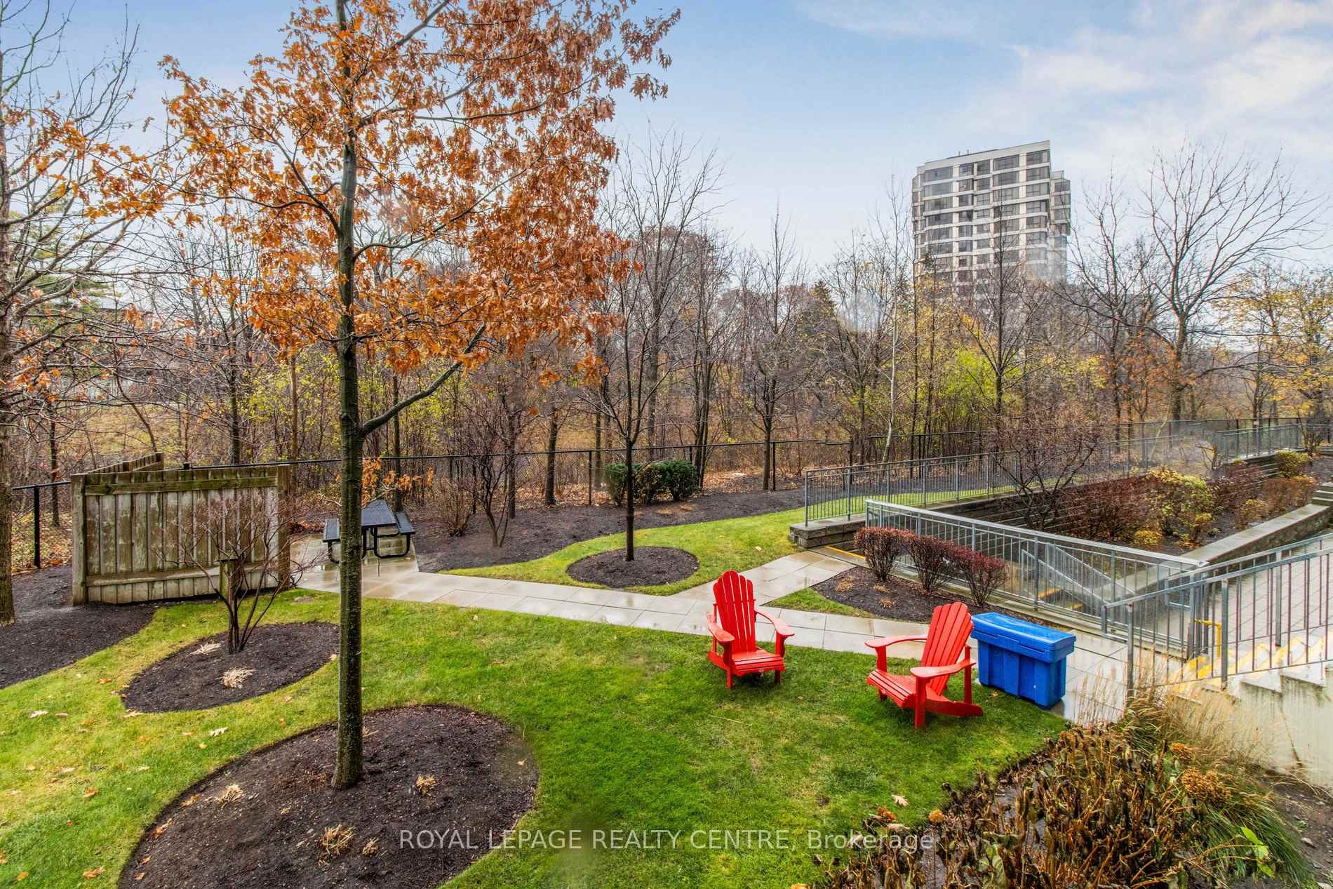 1503-1055 Southdown Road, Mississauga, ON - Outdoor