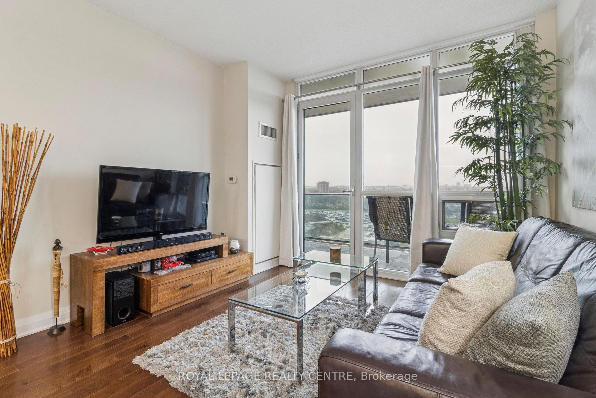 1503-1055 Southdown Road, Mississauga, ON - Indoor Photo Showing Living Room
