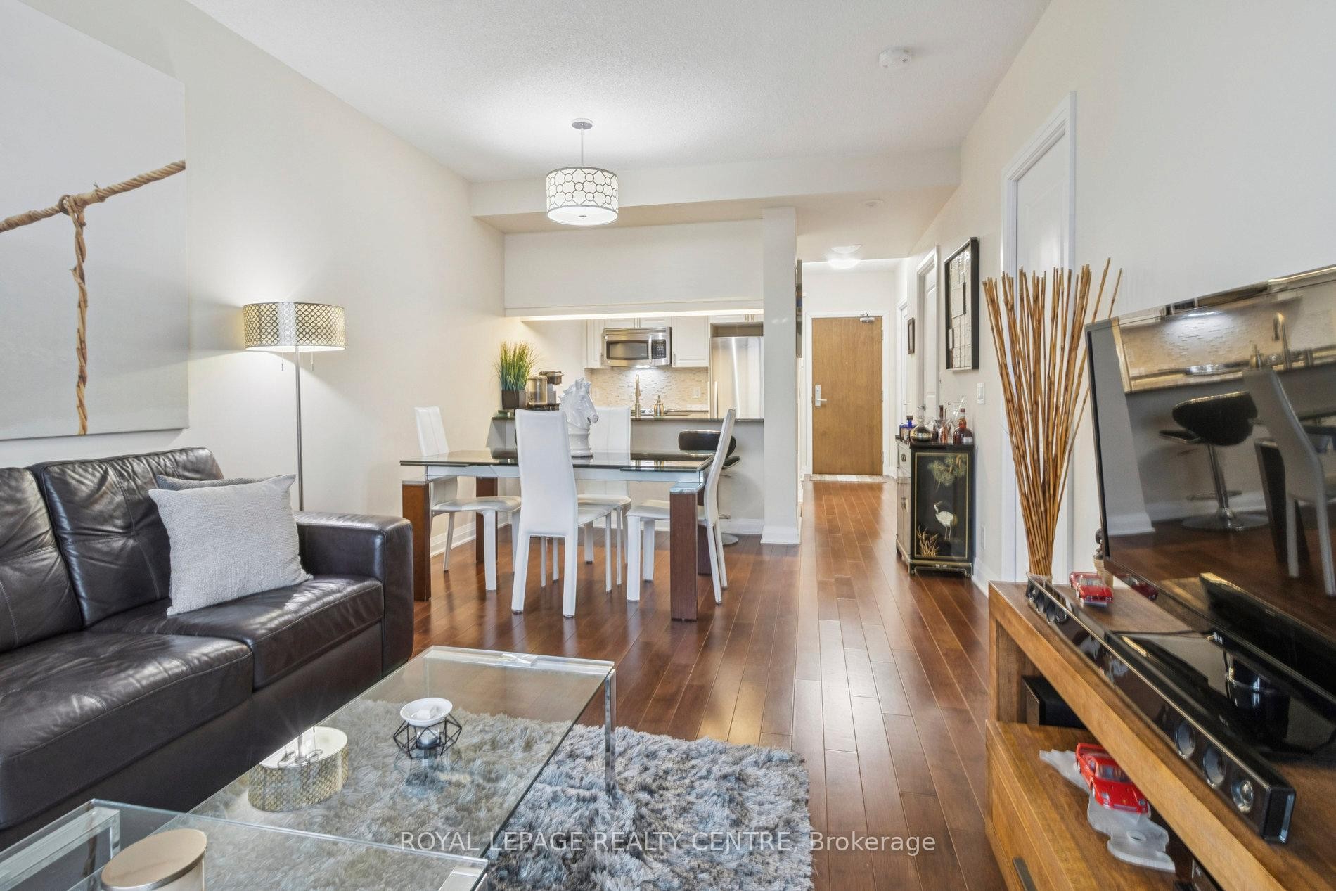 1503-1055 Southdown Road, Mississauga, ON - Indoor Photo Showing Living Room