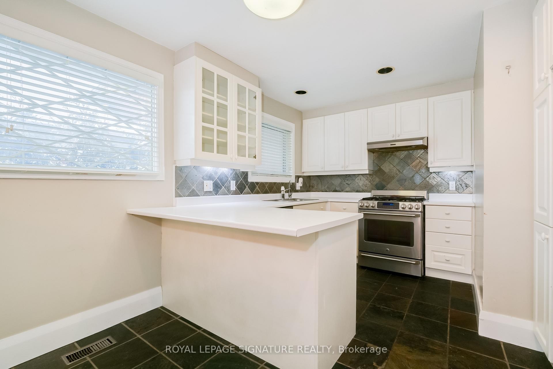 2 Millgate Crescent, Toronto, ON - Indoor Photo Showing Kitchen