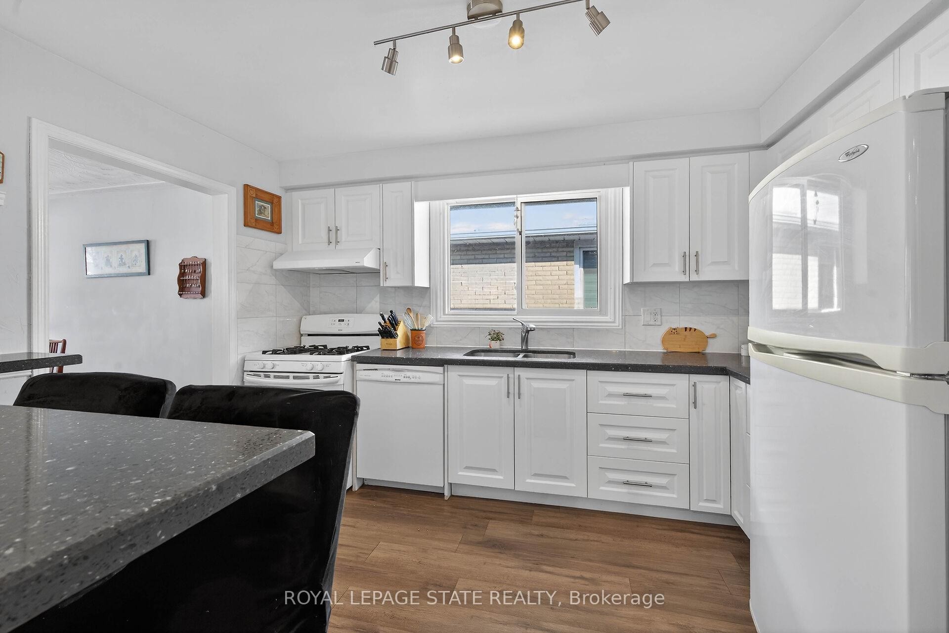 327 Eaglewood Drive, Hamilton, ON