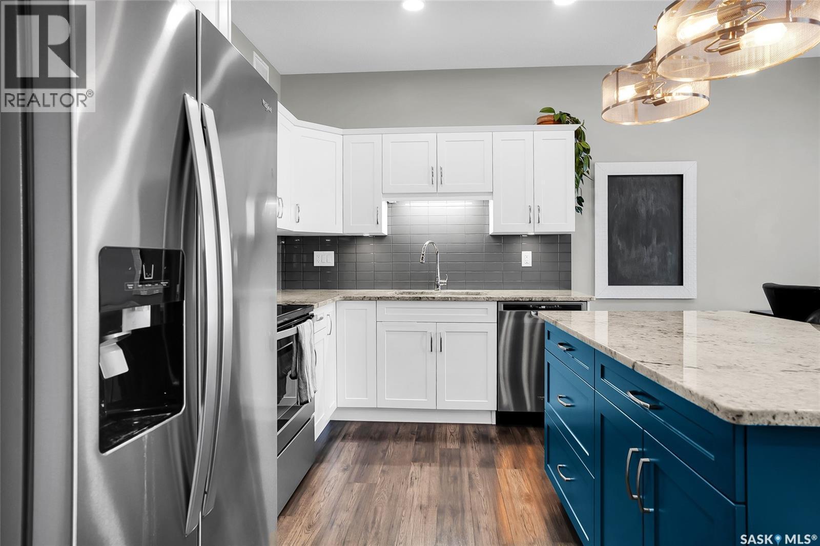 22 115 Veltkamp Crescent, Saskatoon, SK - Indoor Photo Showing Kitchen With Stainless Steel Kitchen With Upgraded Kitchen