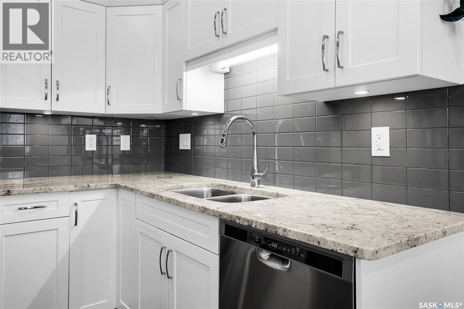 22 115 Veltkamp Crescent, Saskatoon, SK - Indoor Photo Showing Kitchen With Double Sink With Upgraded Kitchen