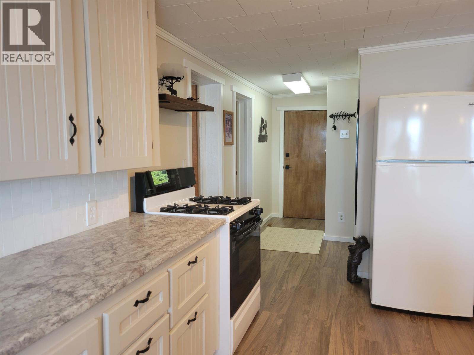 4780 Manca Place, Fraser Lake, BC - Indoor Photo Showing Kitchen