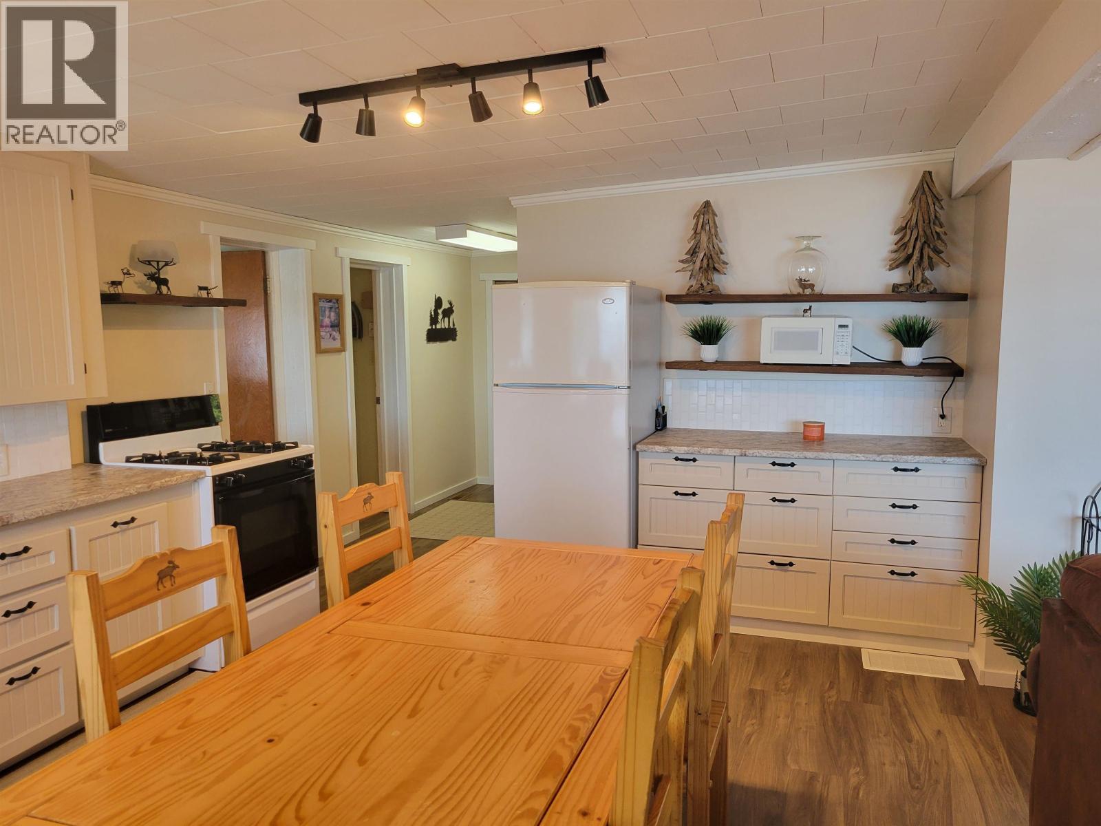 4780 Manca Place, Fraser Lake, BC - Indoor Photo Showing Kitchen