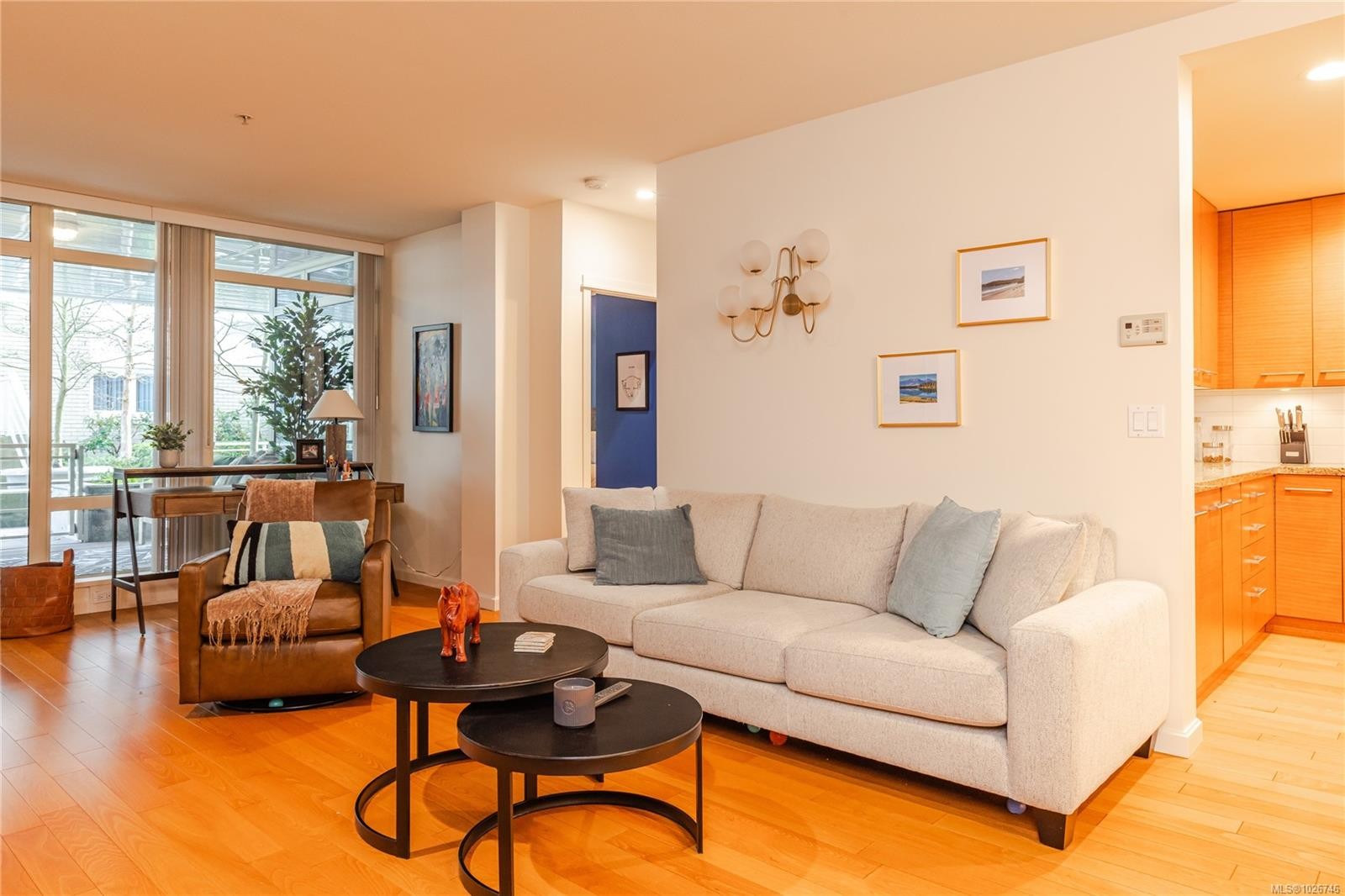 Cy04-38 Front St, Nanaimo, BC - Indoor Photo Showing Living Room