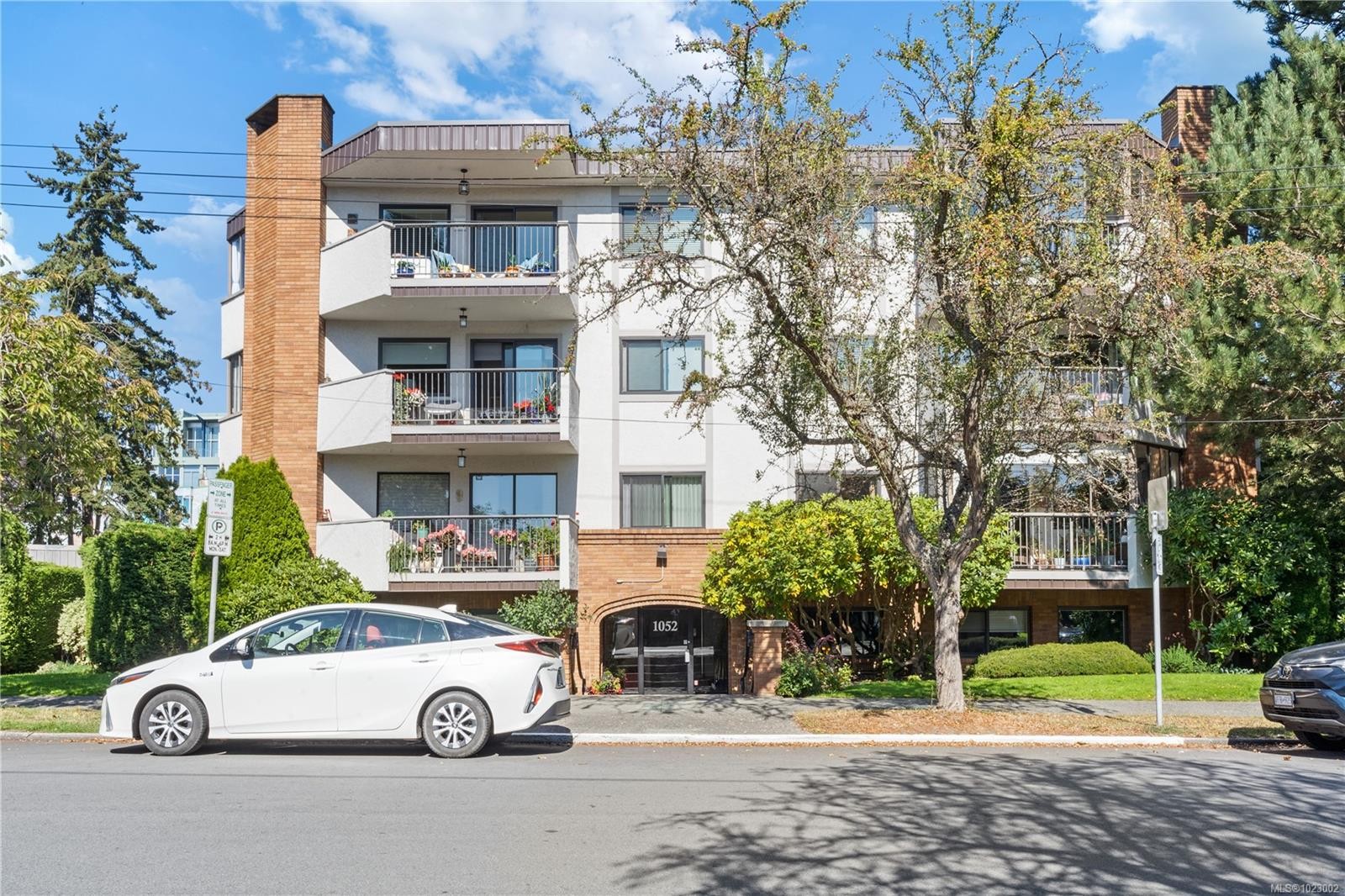 102-1052 Rockland Ave, Victoria, BC - Outdoor