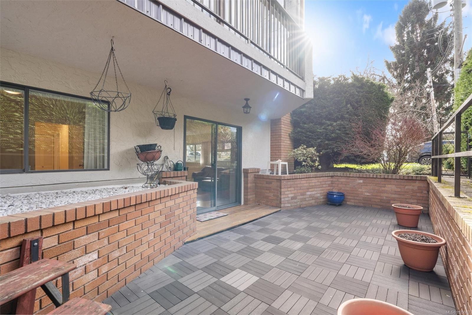 102-1052 Rockland Ave, Victoria, BC - Outdoor With Exterior