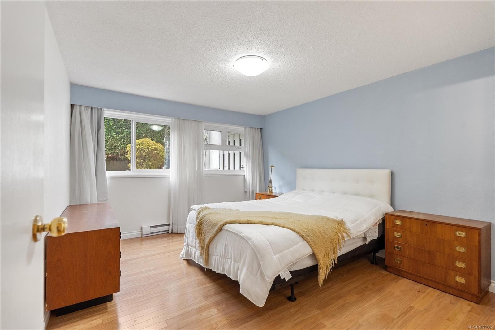102-1052 Rockland Ave, Victoria, BC - Indoor Photo Showing Bedroom