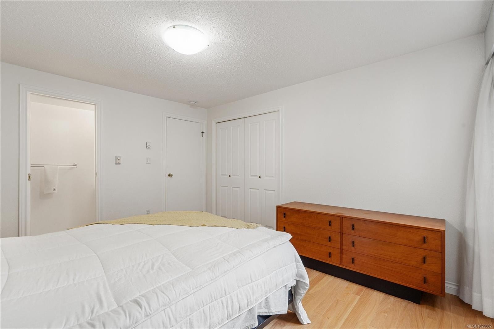 102-1052 Rockland Ave, Victoria, BC - Indoor Photo Showing Bedroom