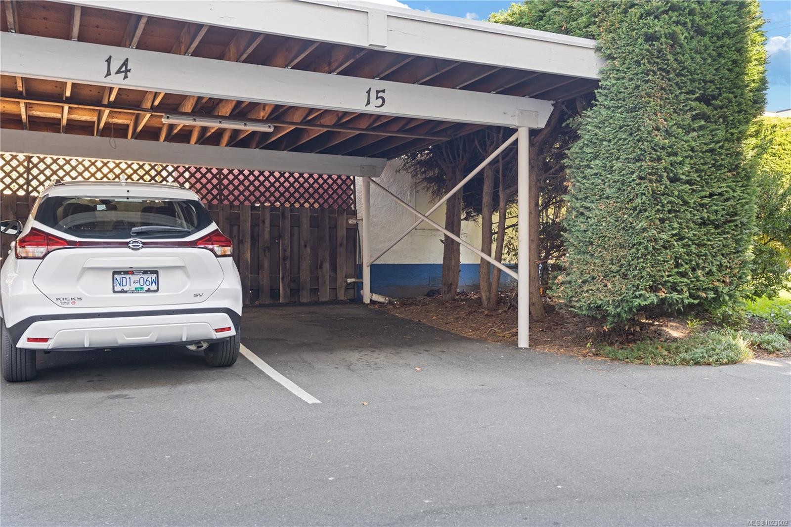102-1052 Rockland Ave, Victoria, BC - Photo Showing Garage
