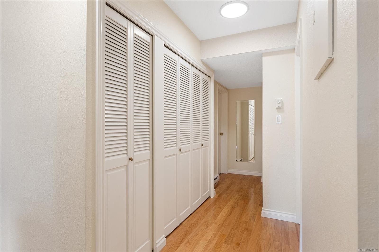 102-1052 Rockland Ave, Victoria, BC - Indoor Photo Showing Other Room