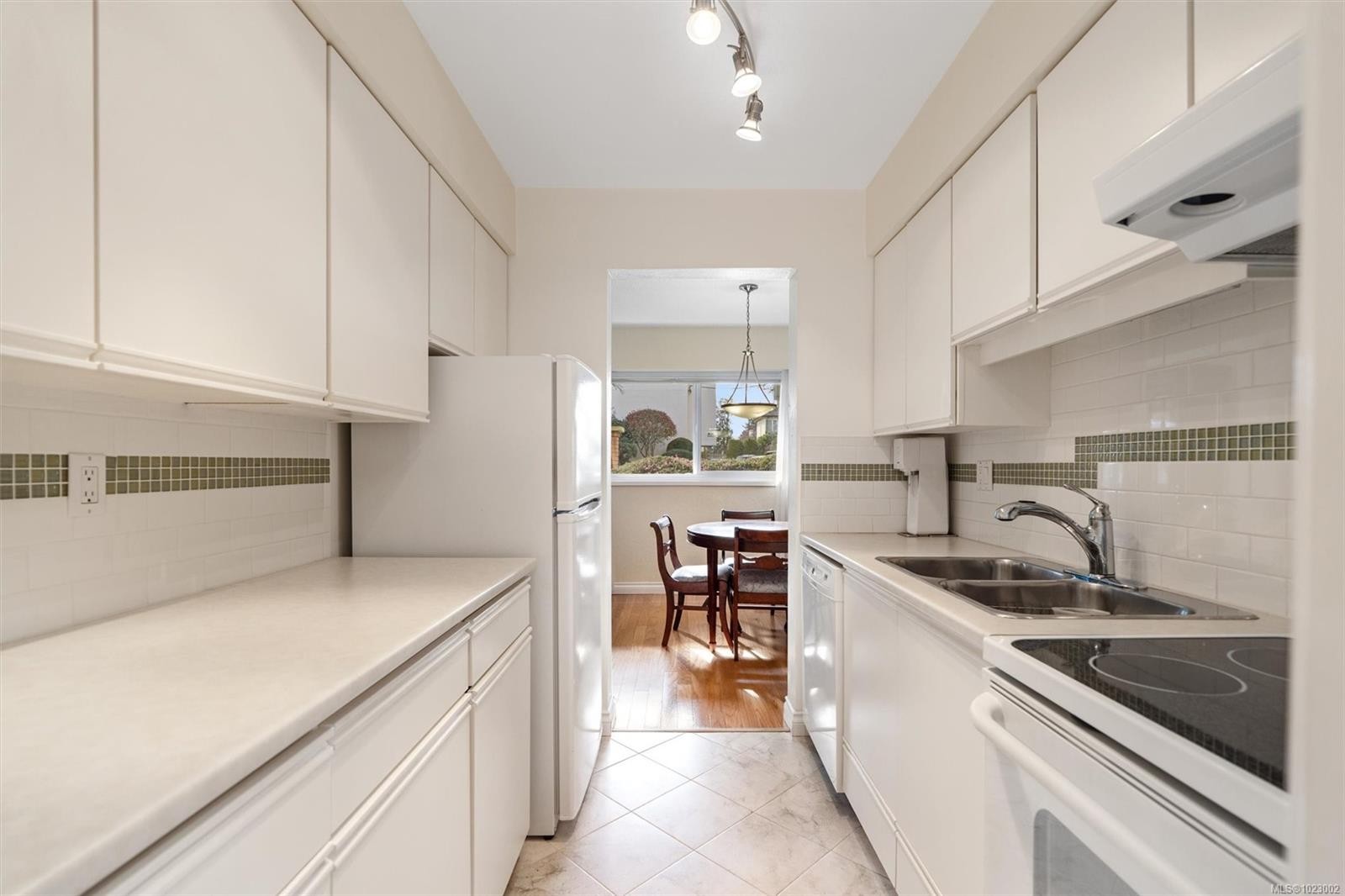 102-1052 Rockland Ave, Victoria, BC - Indoor Photo Showing Kitchen With Double Sink