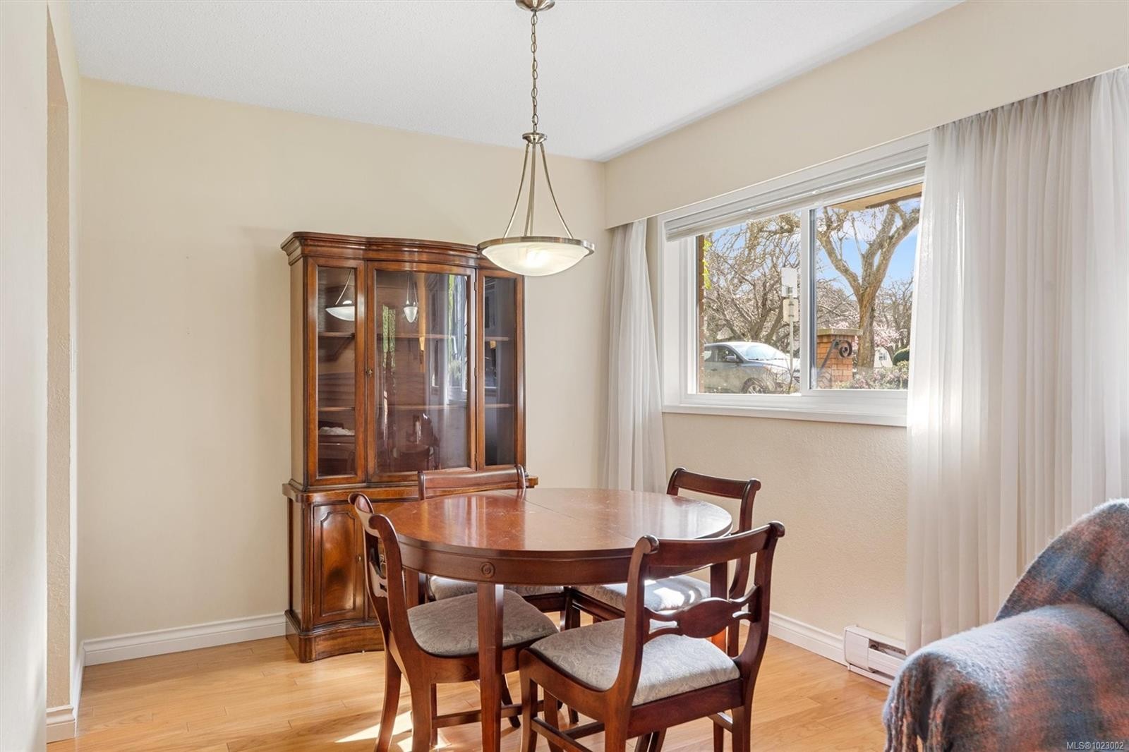 102-1052 Rockland Ave, Victoria, BC - Indoor Photo Showing Dining Room