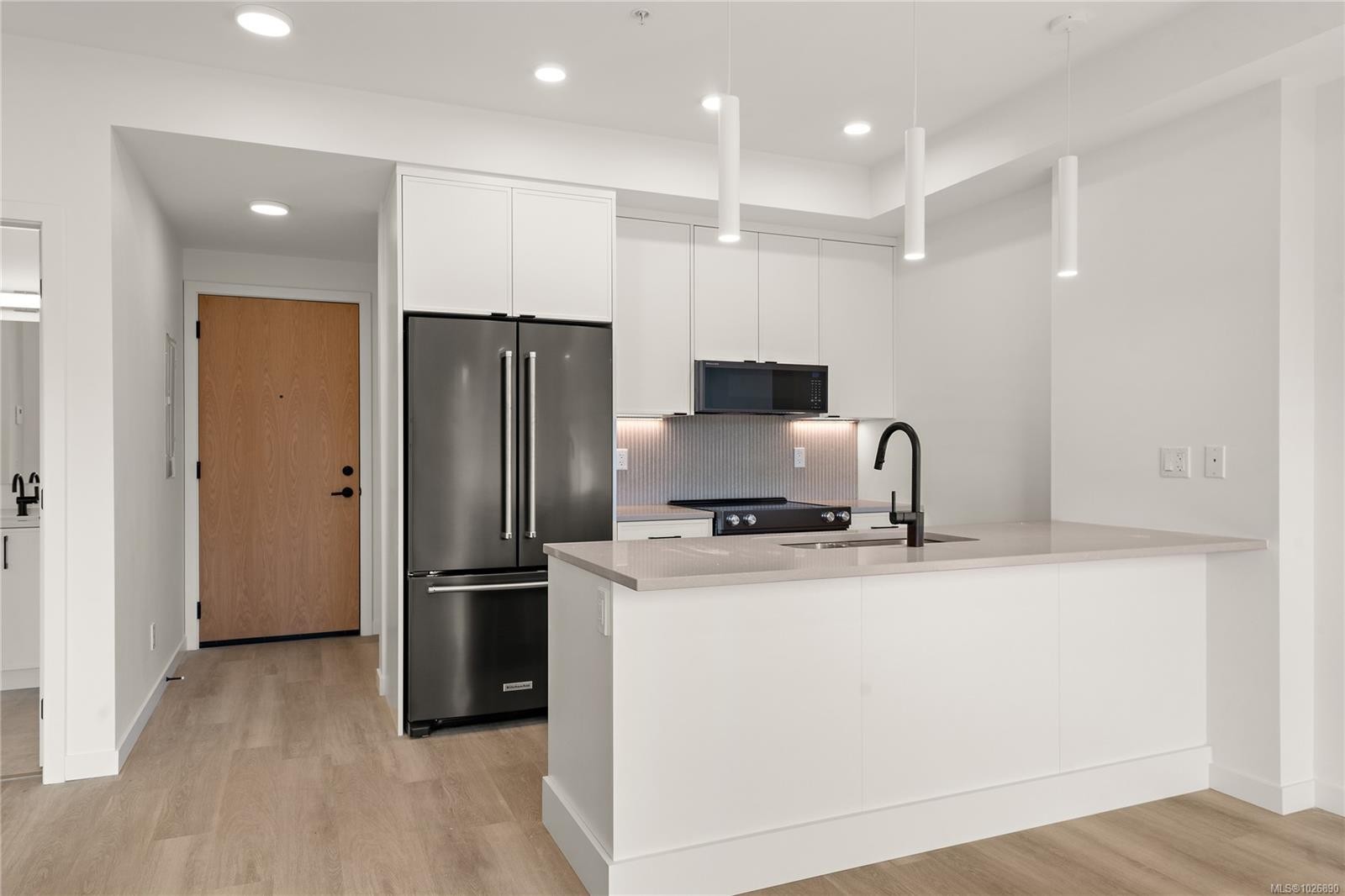 203-1102 Esquimalt Rd, Esquimalt, BC - Indoor Photo Showing Kitchen With Upgraded Kitchen