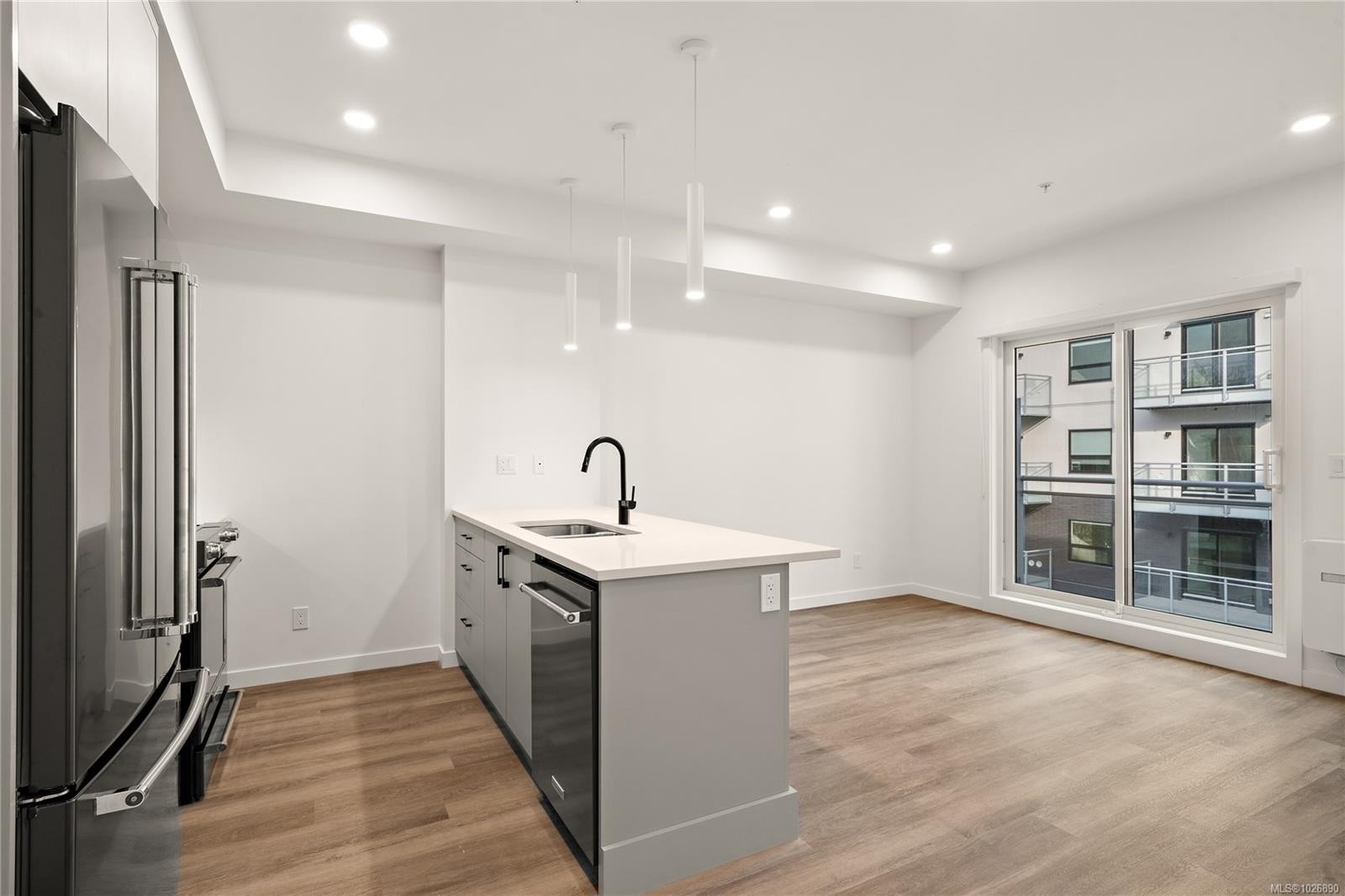 203-1102 Esquimalt Rd, Esquimalt, BC - Indoor Photo Showing Kitchen With Upgraded Kitchen