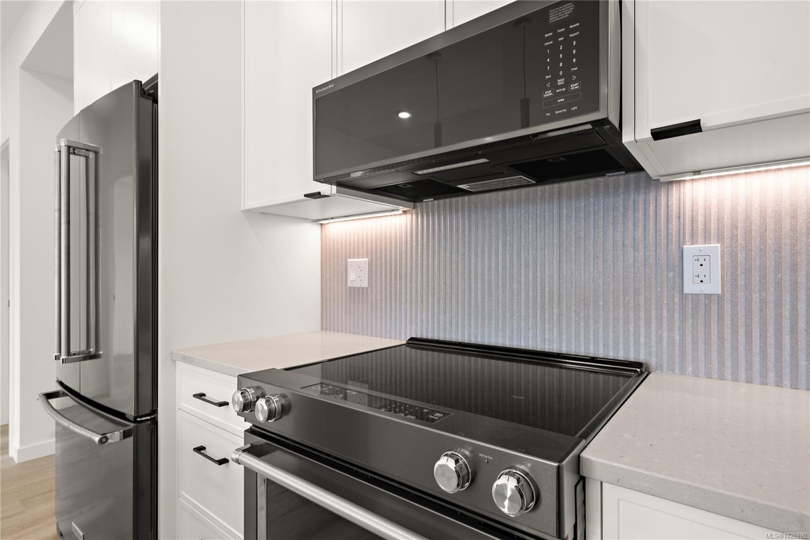 203-1102 Esquimalt Rd, Esquimalt, BC - Indoor Photo Showing Kitchen