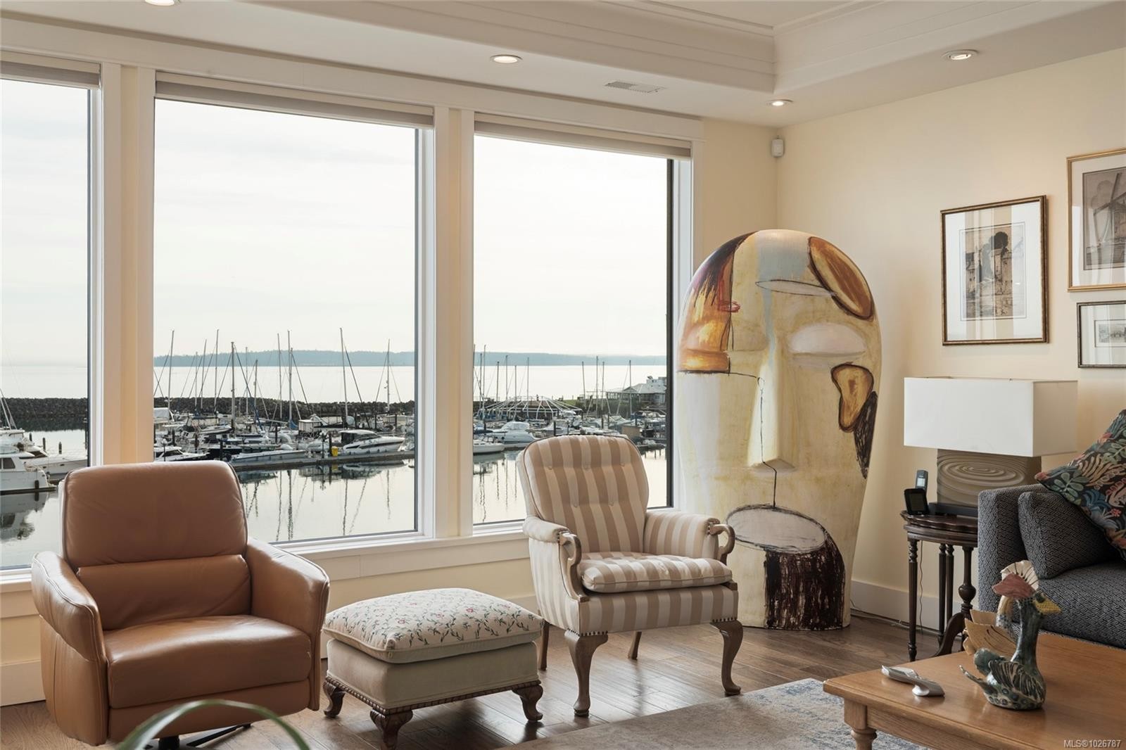 201-9949 Third St, Sidney, BC - Indoor Photo Showing Living Room