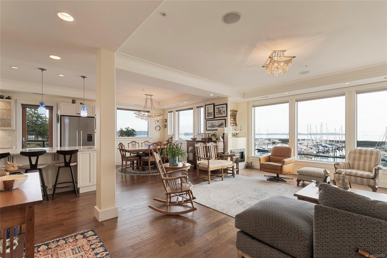 201-9949 Third St, Sidney, BC - Indoor Photo Showing Living Room