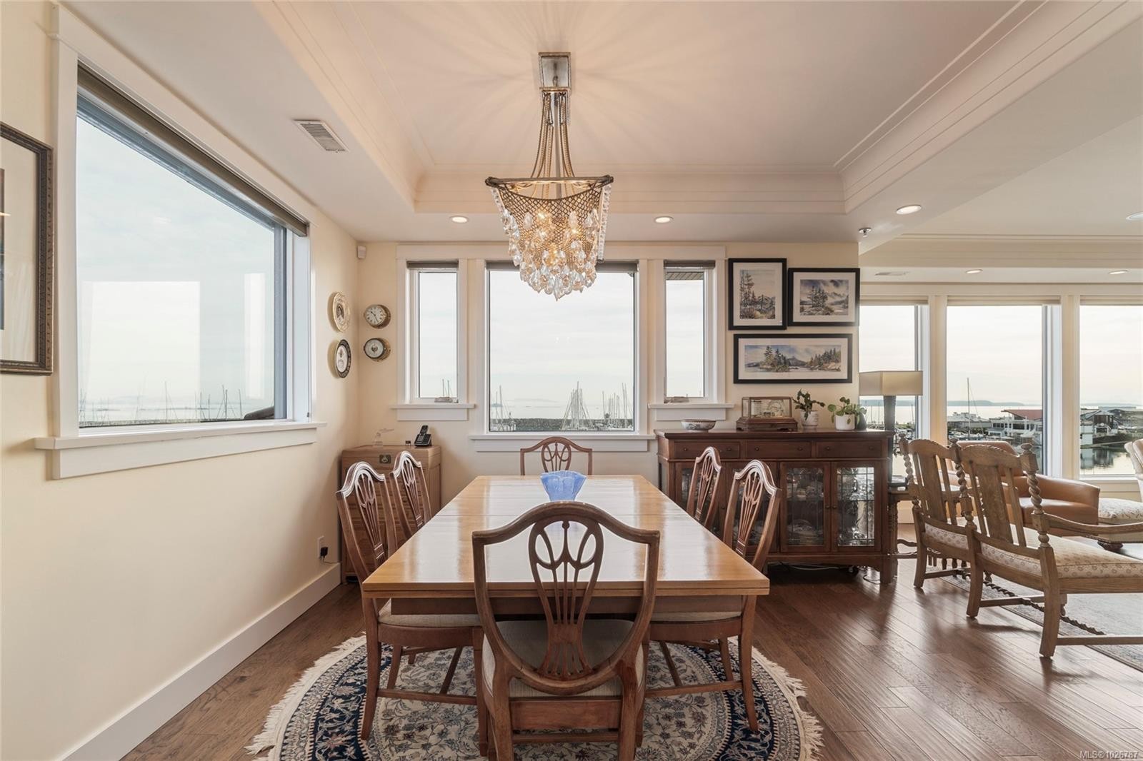 201-9949 Third St, Sidney, BC - Indoor Photo Showing Dining Room