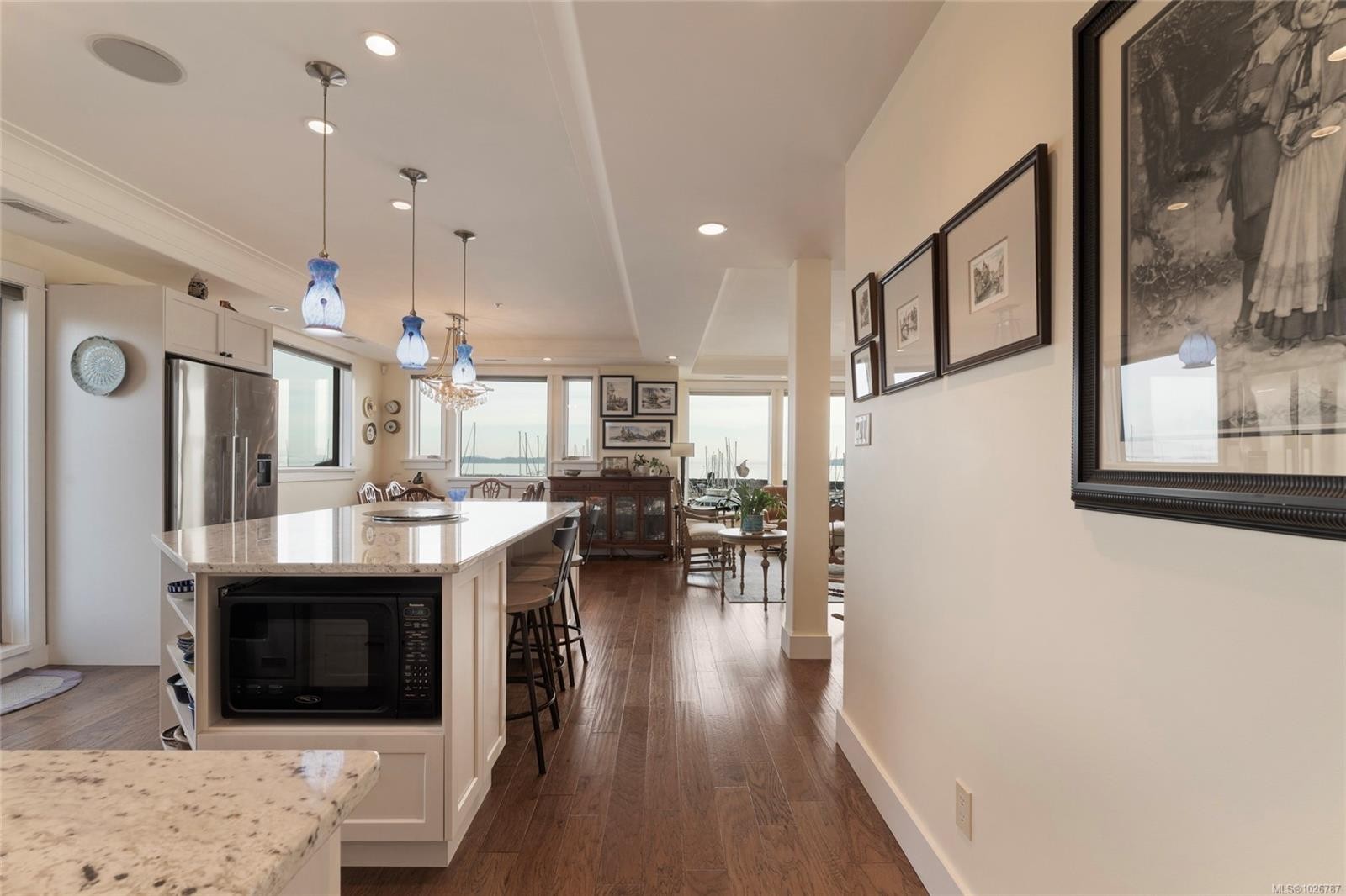 201-9949 Third St, Sidney, BC - Indoor Photo Showing Other Room