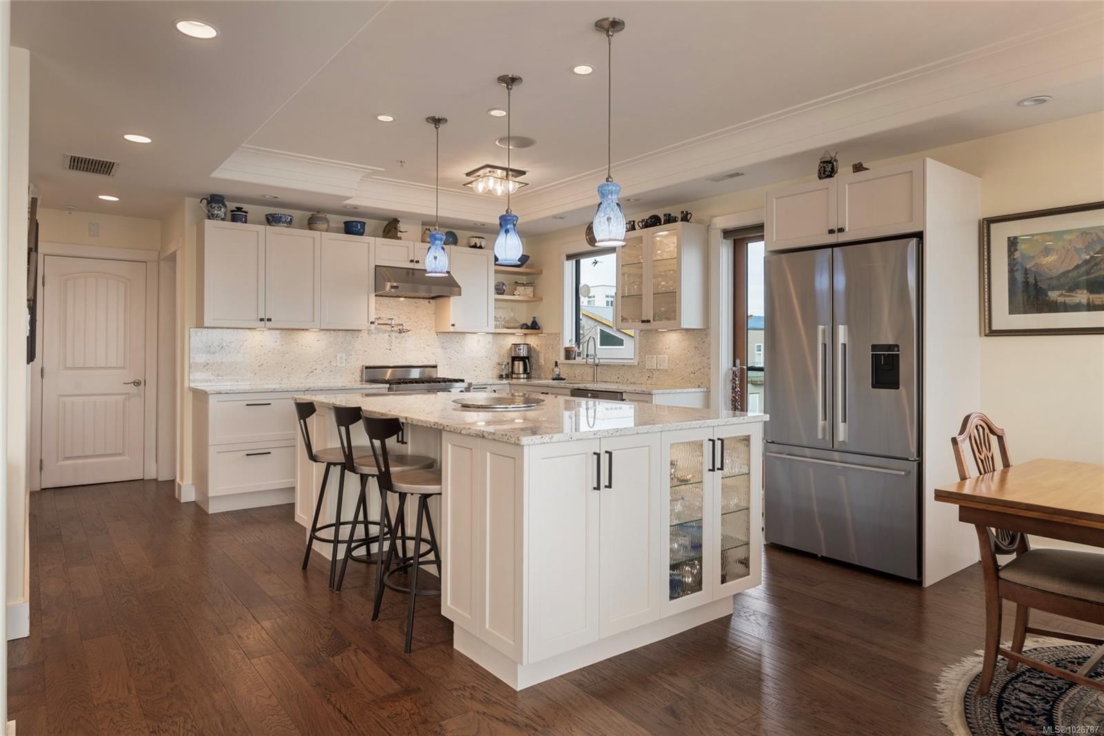 201-9949 Third St, Sidney, BC - Indoor Photo Showing Kitchen With Upgraded Kitchen
