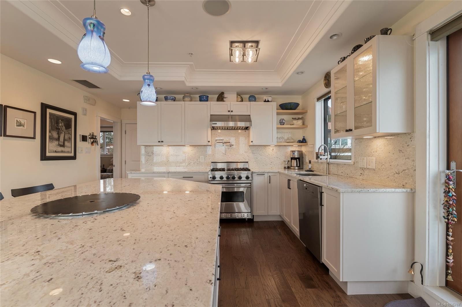 201-9949 Third St, Sidney, BC - Indoor Photo Showing Kitchen With Upgraded Kitchen