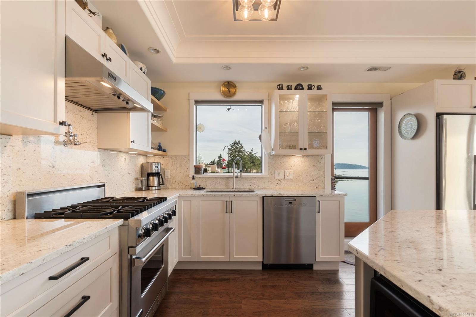 201-9949 Third St, Sidney, BC - Indoor Photo Showing Kitchen With Upgraded Kitchen