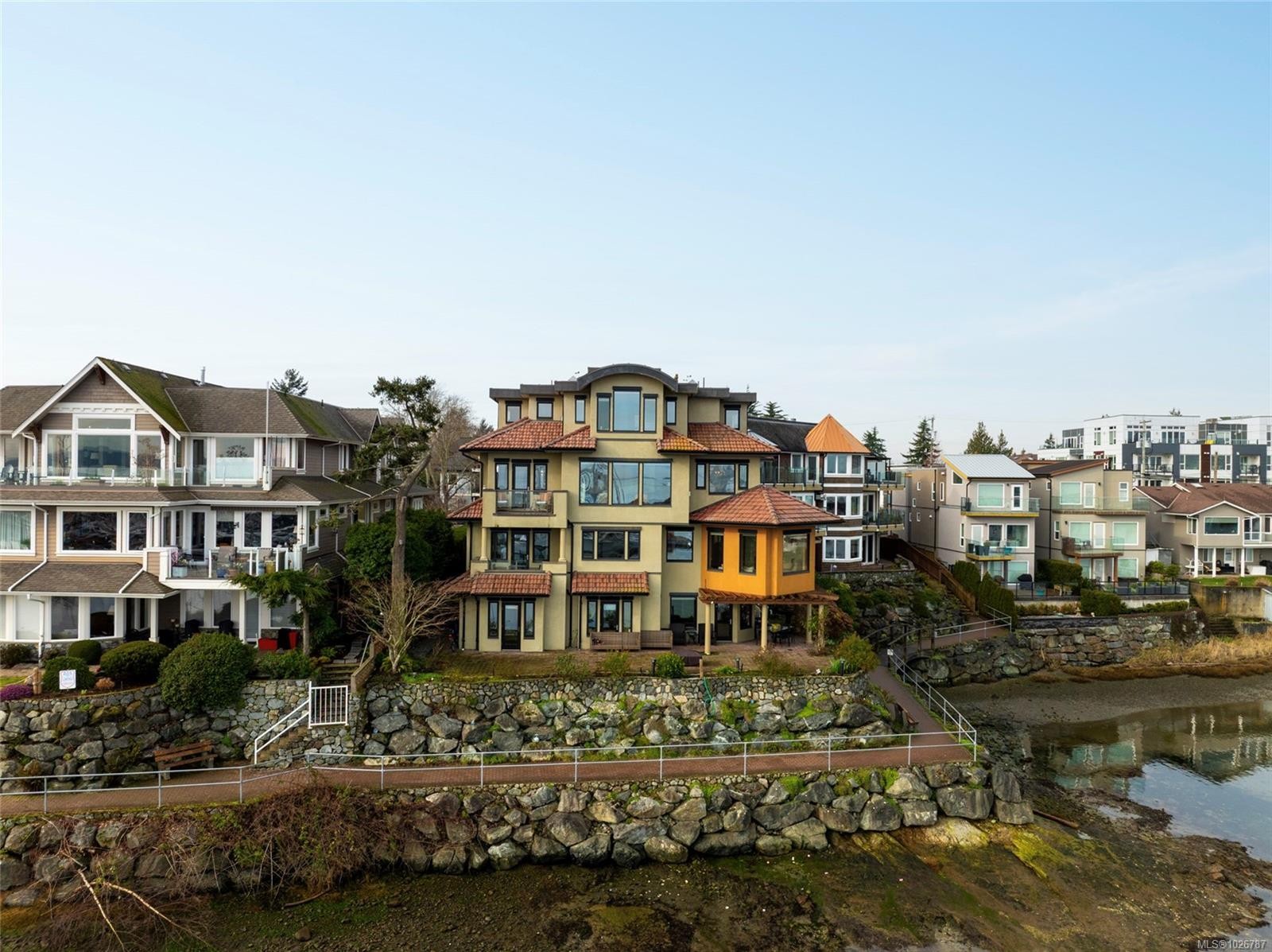 201-9949 Third St, Sidney, BC - Outdoor With Facade