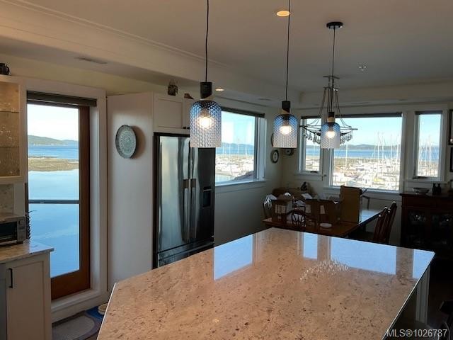 201-9949 Third St, Sidney, BC - Indoor Photo Showing Kitchen