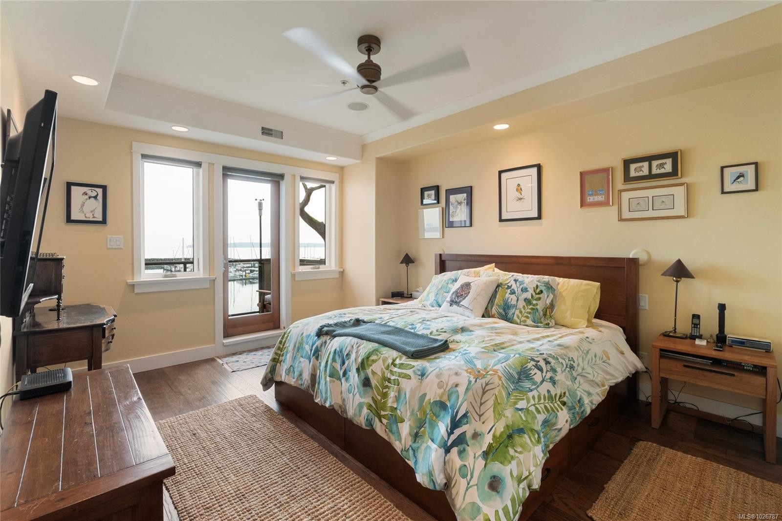 201-9949 Third St, Sidney, BC - Indoor Photo Showing Bedroom