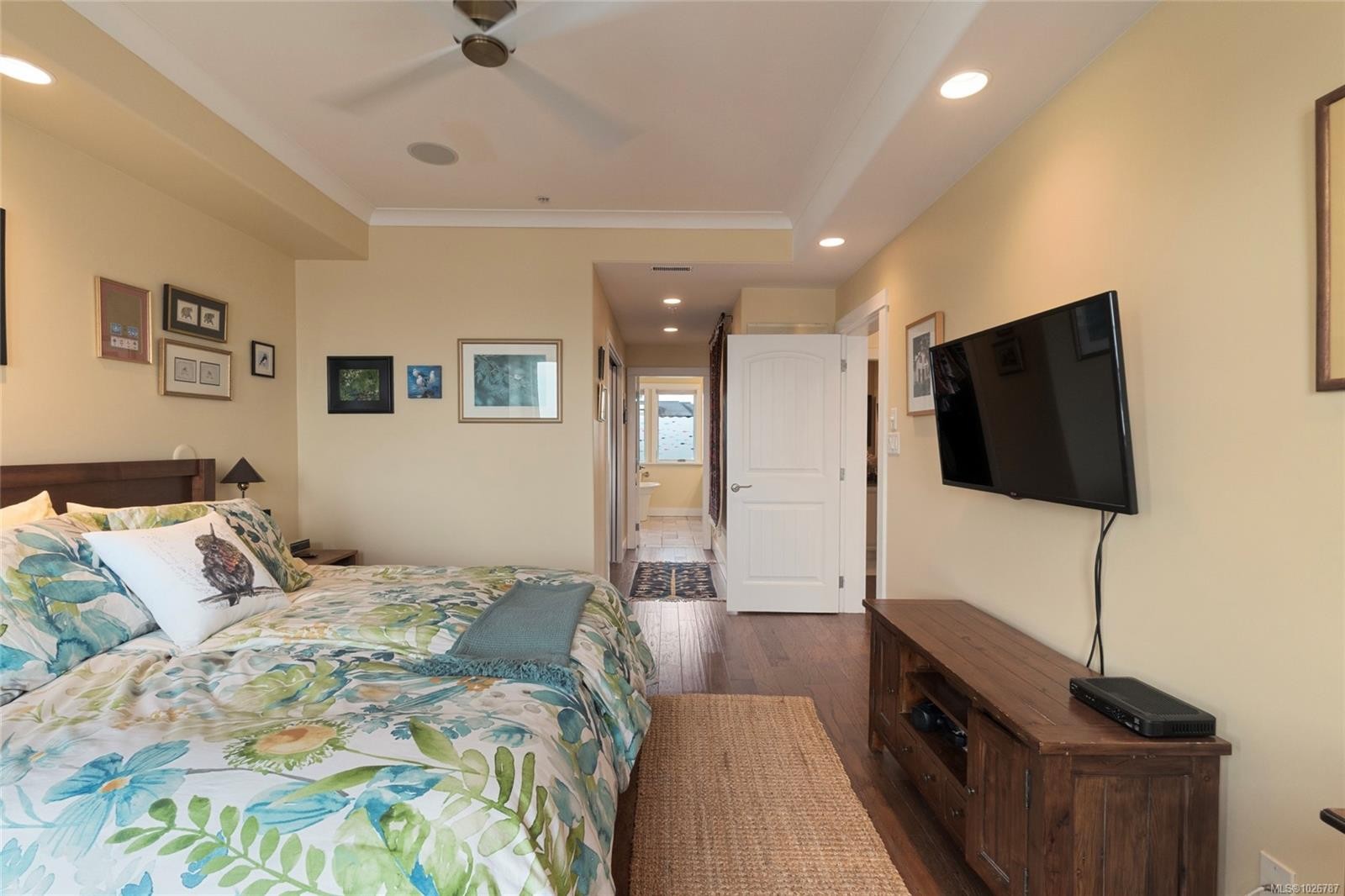 201-9949 Third St, Sidney, BC - Indoor Photo Showing Bedroom