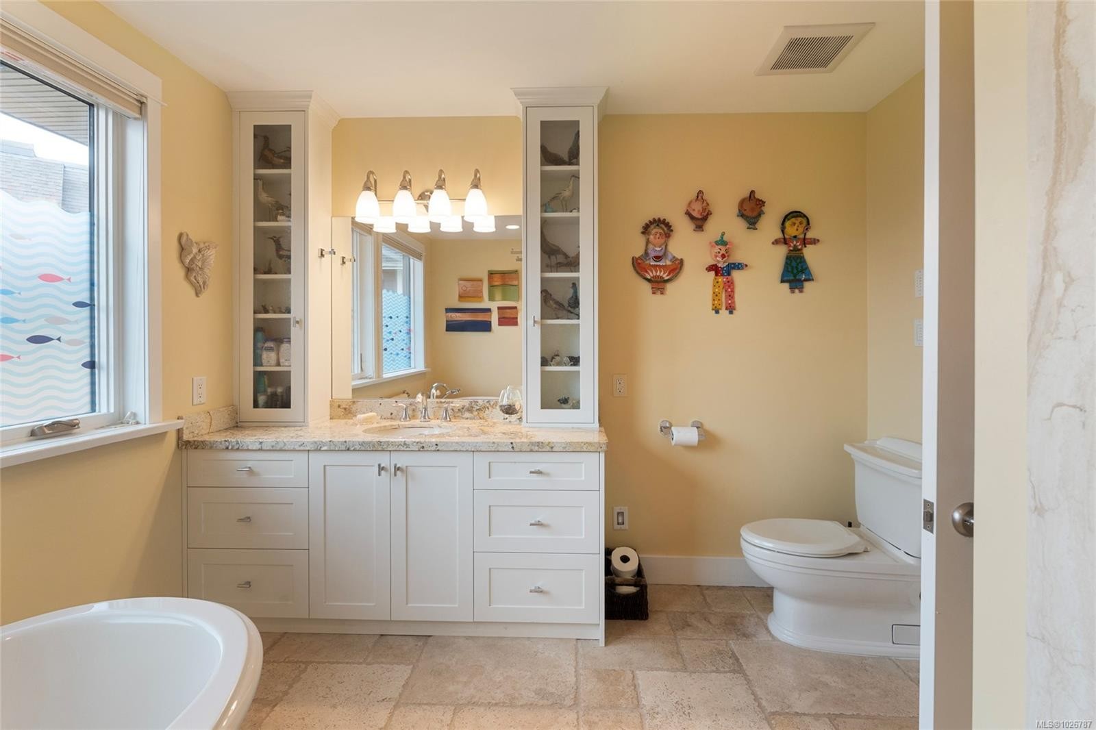 201-9949 Third St, Sidney, BC - Indoor Photo Showing Bathroom