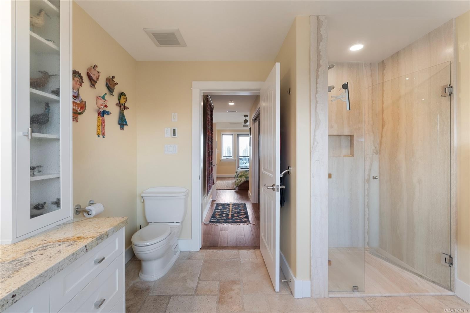 201-9949 Third St, Sidney, BC - Indoor Photo Showing Bathroom