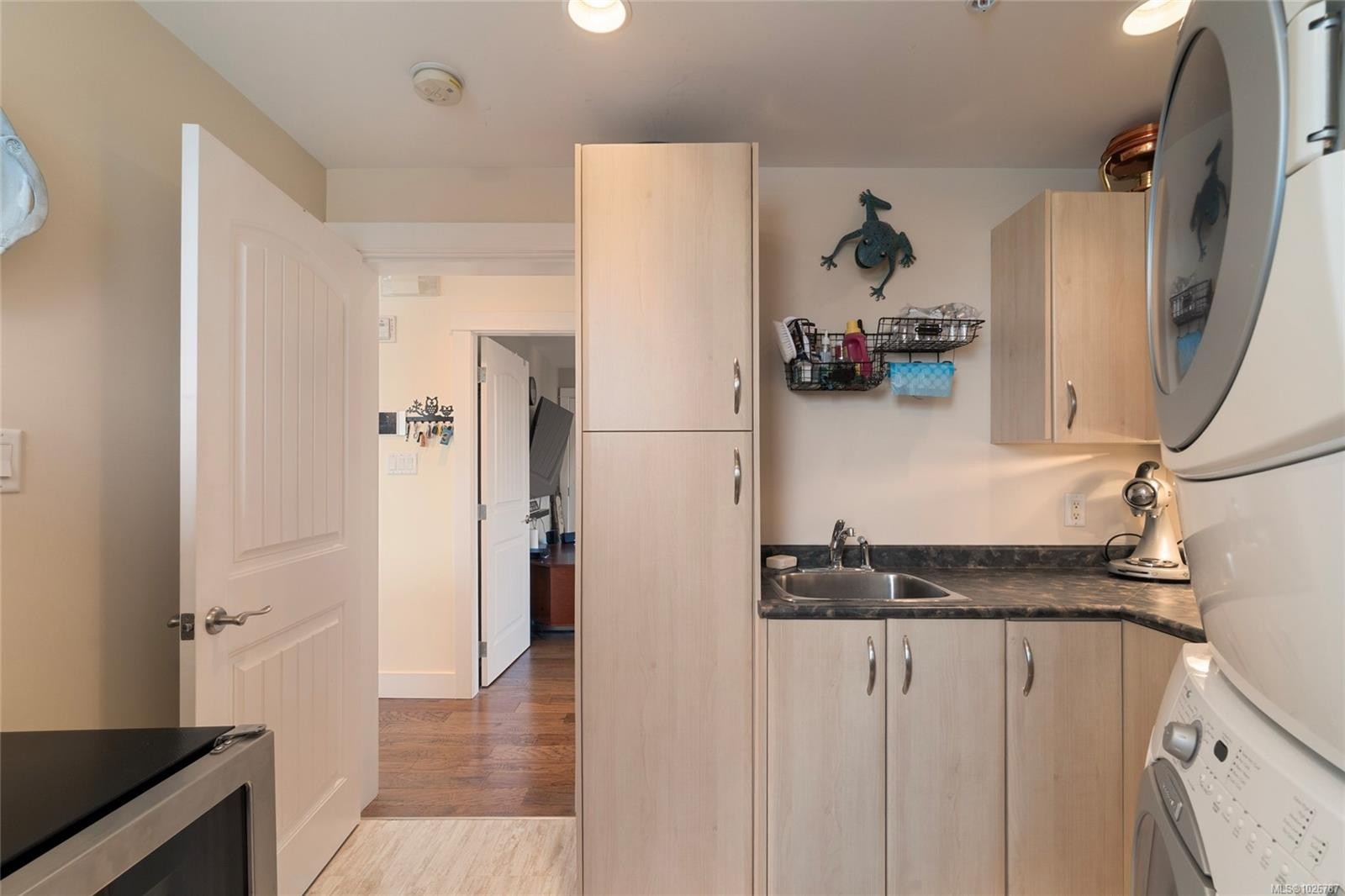 201-9949 Third St, Sidney, BC - Indoor Photo Showing Laundry Room