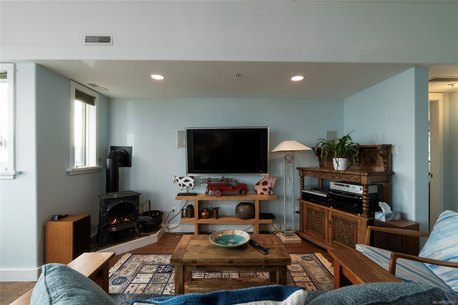 201-9949 Third St, Sidney, BC - Indoor Photo Showing Living Room