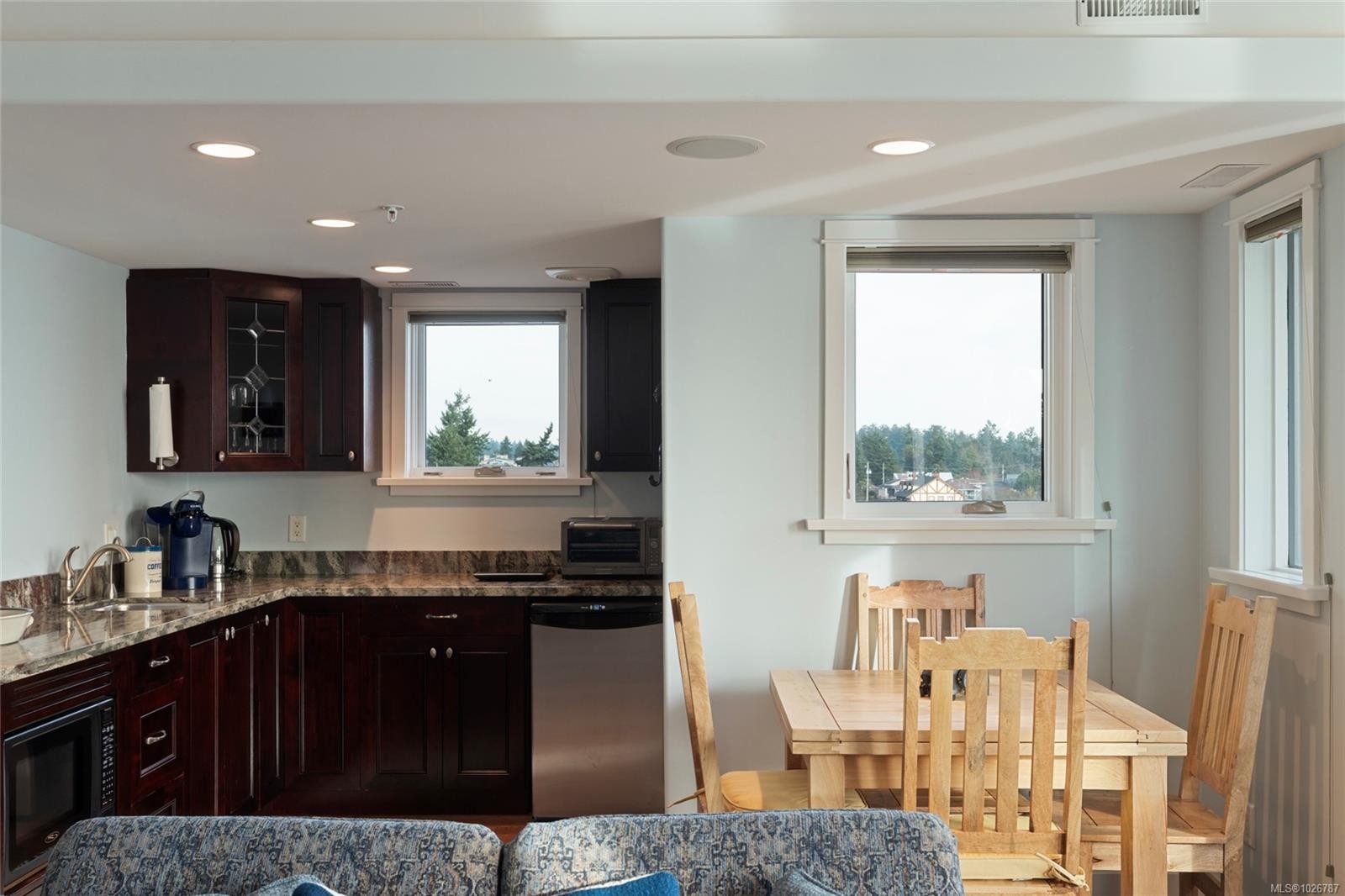 201-9949 Third St, Sidney, BC - Indoor